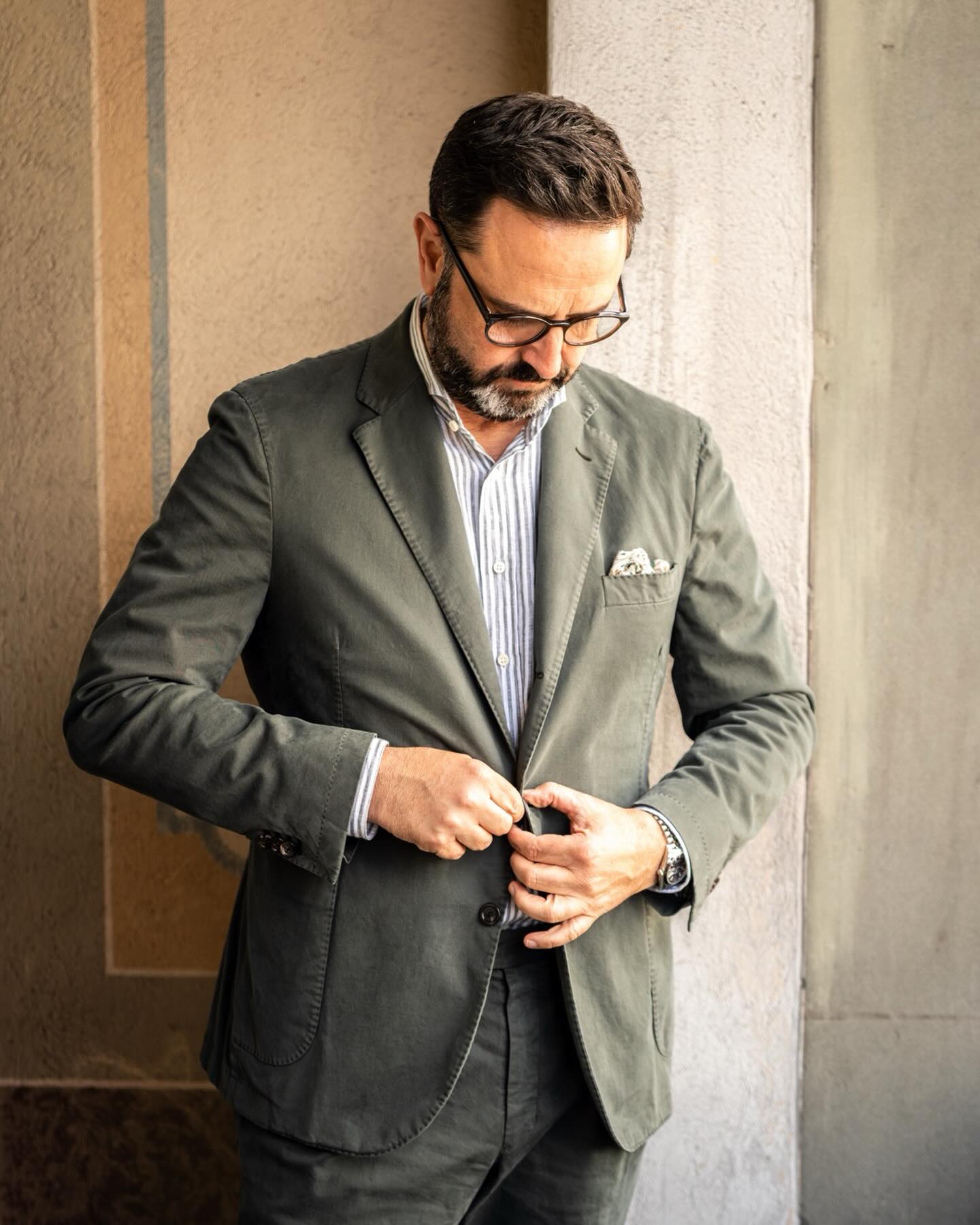 Anzug aus unserem Garment‑Dye‑Programm
Super komfortabel, leicht und sportlich.
Ein Anzug, der sich mühelos in Alltag und Freizeit einfügt.
Weiche Haptik, entspannte Silhouette, natürlicher Farbton mit Charakter.
Ein Style für jeden Tag, unkompliziert, modern, souverän.
#anzug #suits #madetomeasuresuits #bespokeshirts #fashion