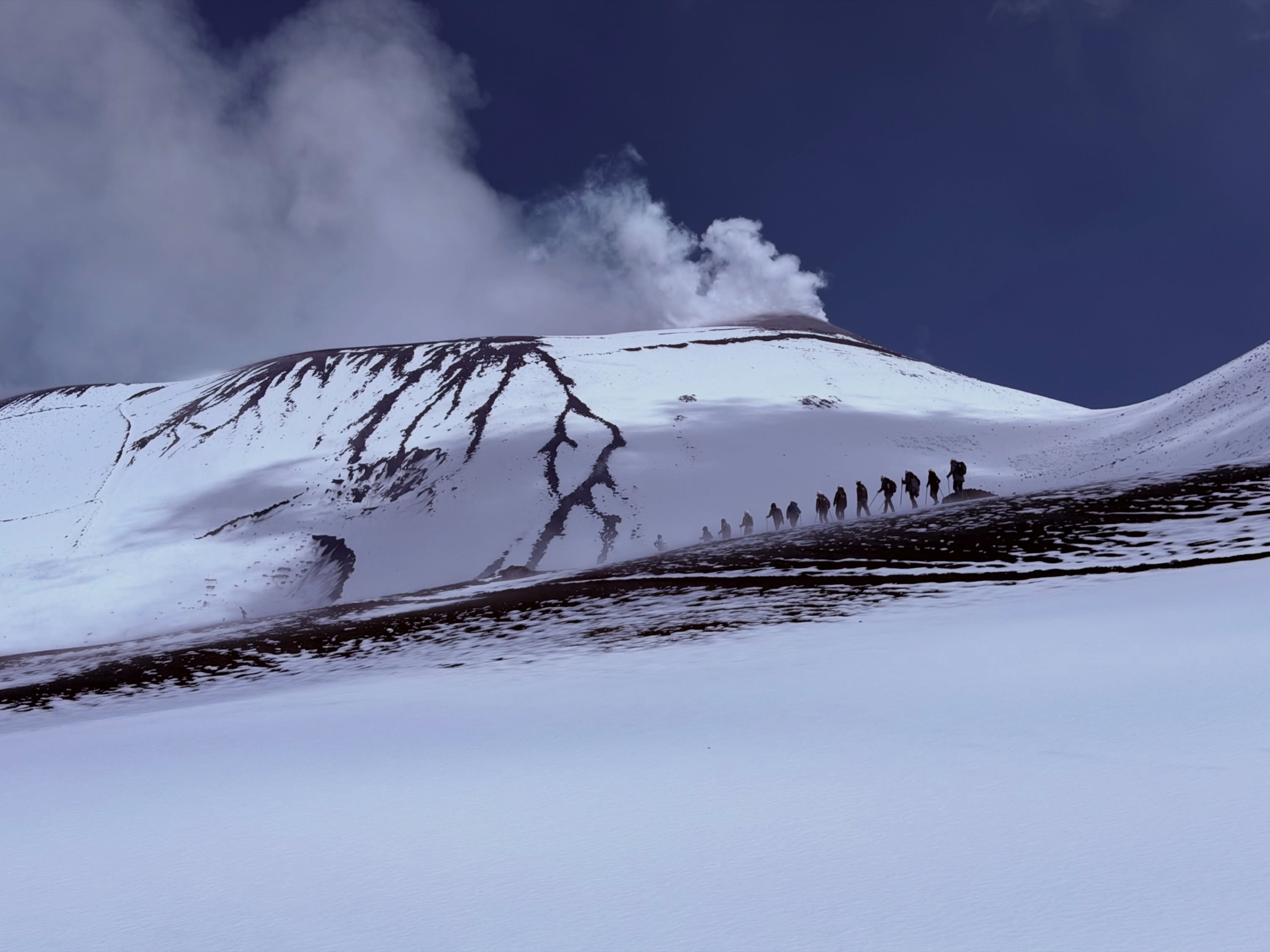#Etna Central Crater SUD • Un 31 Maggio 2026 da ricordare ❄️ 🌋😍 una grandinata copiosa imbianca l’area sommitale come fosse febbraio ed il trekking è gia magico alla partenza.. il gruppo ha fatto il resto ❤️ #illavoropiubellodelmondo #sicily #volcanoes #sicilia
👉 Prossimo tour in cima 06 e 08 Giugno
🌍 https://www.etnative.com/etna-cratere-centrale
☎️ whatsapp wa.me/etnative o +393780861560
📧 etnativo@yahoo.it