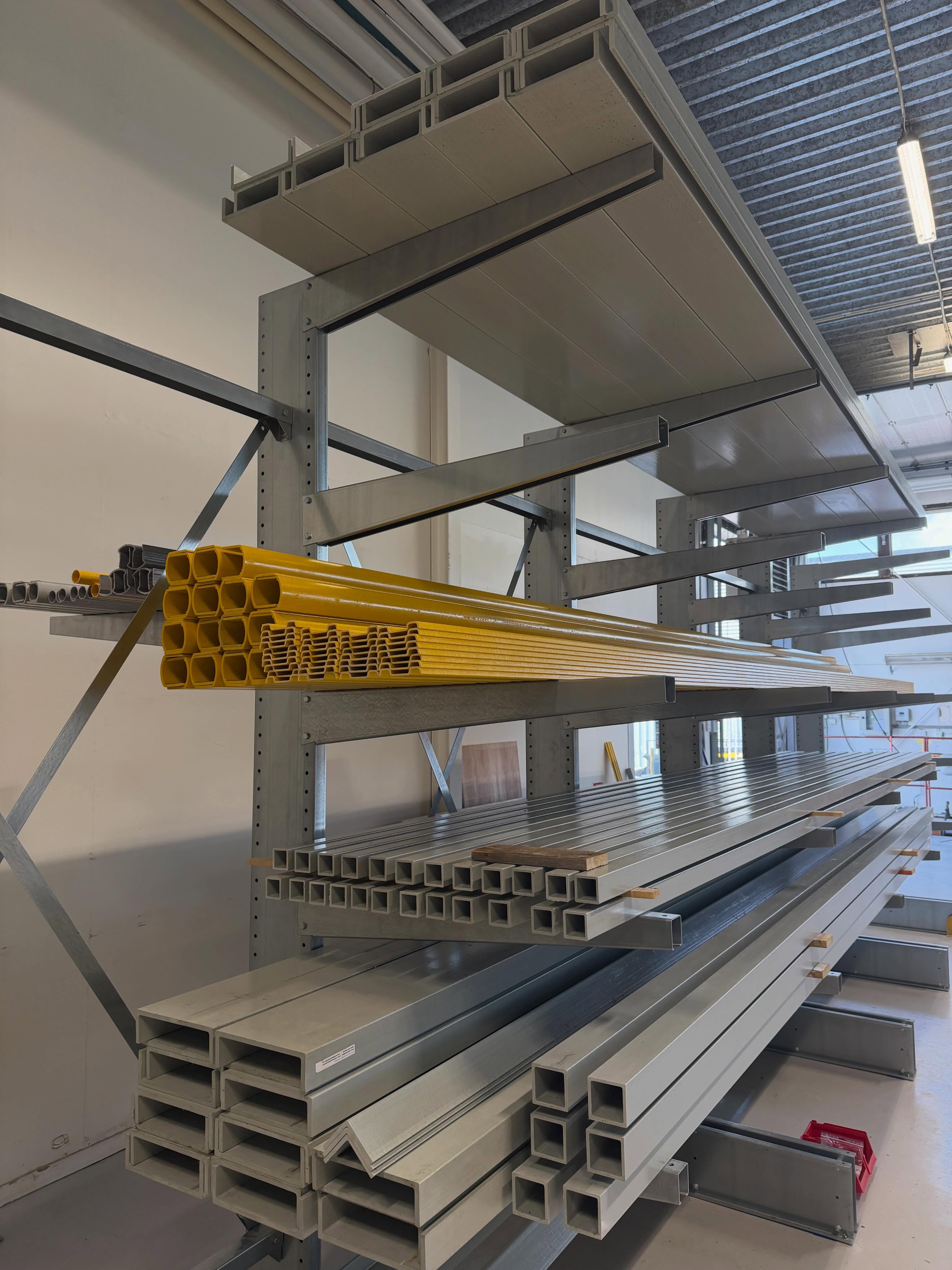 Vi får ofta frågan om vi har produkter på lager.
Vi har det mest förekommande på lager för snabb leverans av både profiler och durkar.
Men vi kan också snabbt producera trappor, plattformar, räckverk och annat enligt kundens önskemål, detta betydligt snabbare än våra konkurenter som bygger samma produkter i stål.
VARFÖR GRP?
(Glass Reinforced Polymer)
• Ingen korrosion
• Hög kemisk resistens
• Låg vikt
• Mycket hög mekanisk hållfasthet
• Mycket låg termisk expansion
• Genomgående pigmentering
• Kan fås i valfri RAL-kulör
• Underhållsfritt
• Lägre totalkostnad
• Enkelt att bearbeta
• Inbyggt halkskydd
• Inbyggt brandskydd
• Mycket låg värmeledningsförmåga
• Radartransparent
• Ingen gnistbildning vid bearbetning
• Icke-konduktivt (leder ingen ström)
• Lång livslängd med minimalt underhåll – bidrar till minskad miljöpåverkan jämfört med många traditionella material som stål/galvat.