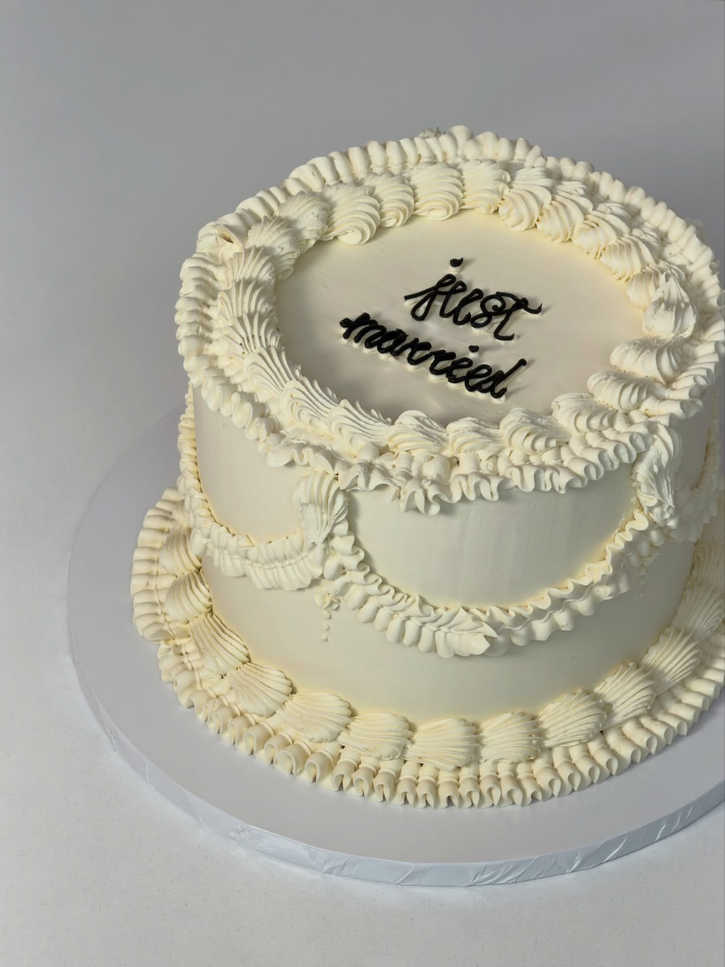 Found your wedding cake? 🤍
Simple, elegant, unforgettable✨
