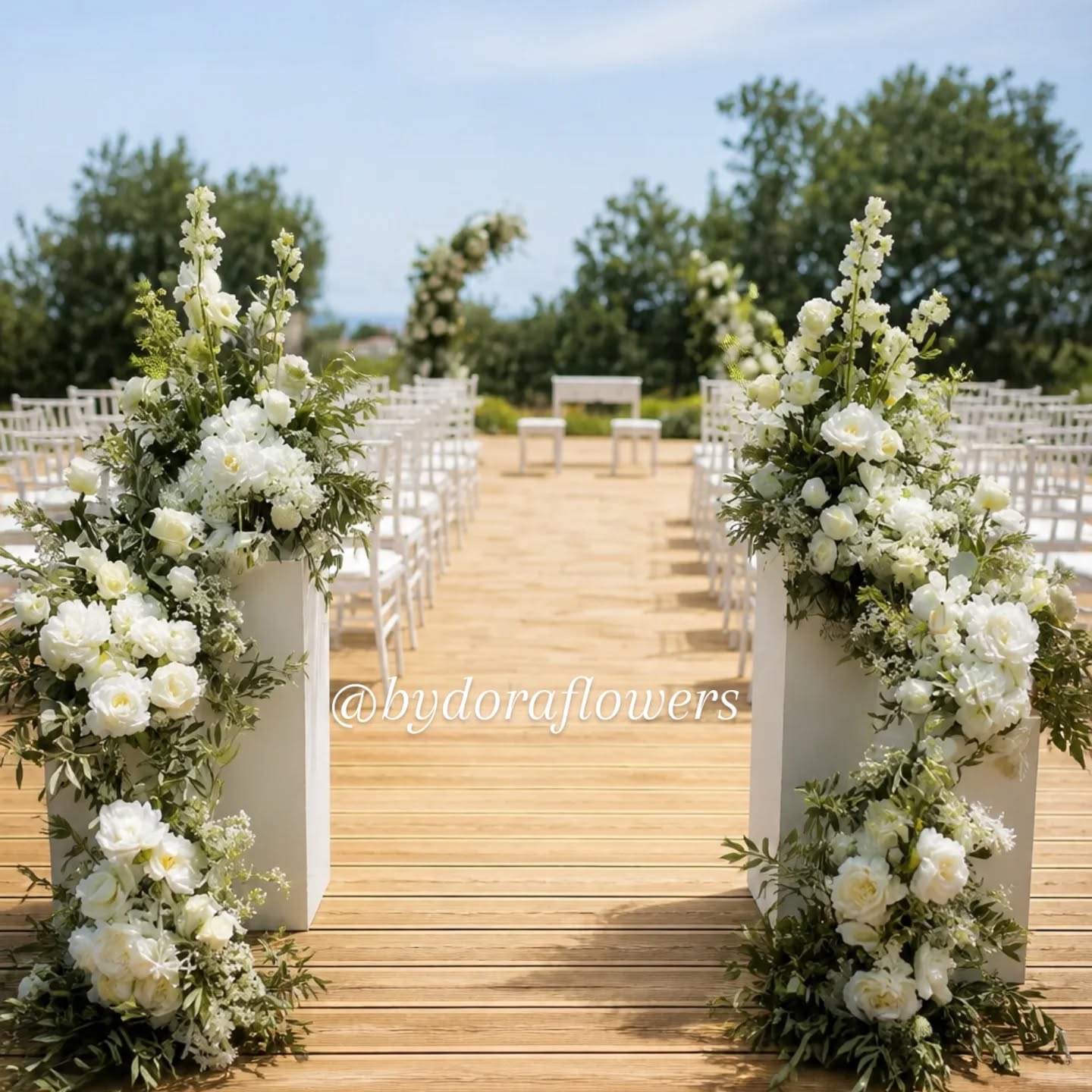 PT. A elegância do branco que se funde no rústico deste local
EN. Elegant white pops up the rusticity of this gorgeaus place
#casamentoalgarve #decoraçãodecasamento #weddingsalgarve #weddingsabroad #algarvewedding