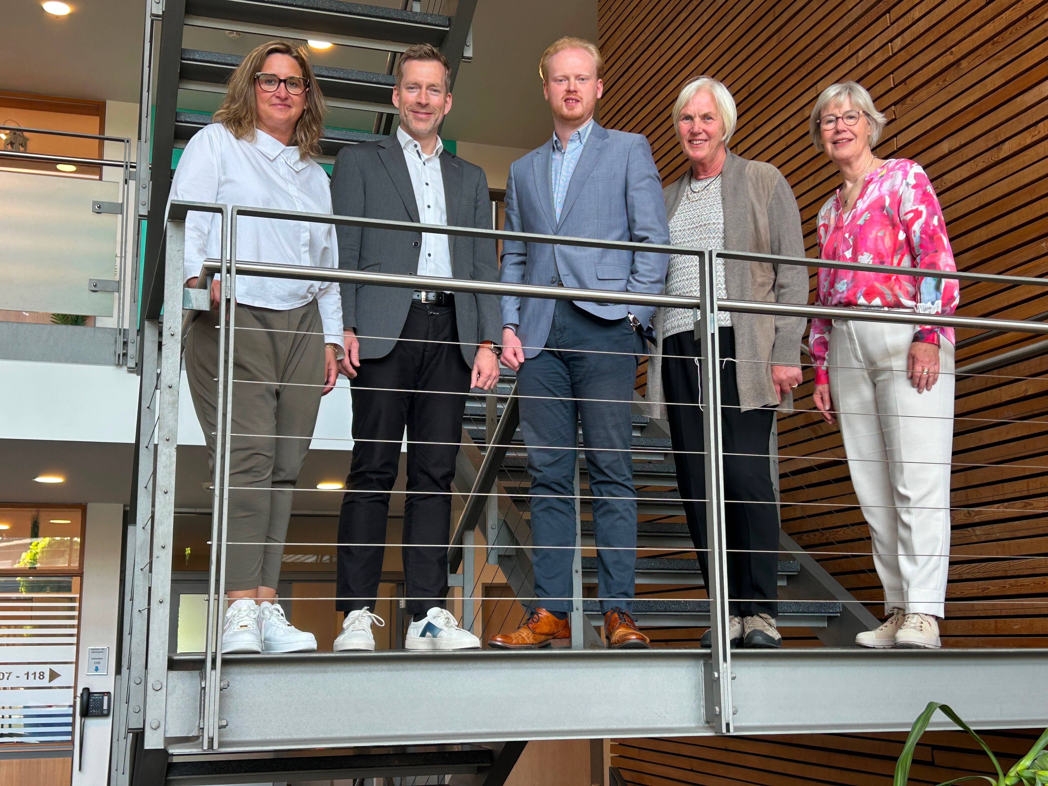 Danke für den guten Austausch mit dem Diakonischen Werk Gladbeck-Bottrop-Dorsten im Seniorenzentrum Käthe Braus.
Im Mittelpunkt stand die Frage, wie gute Betreuung gelingen kann – mit Zeit, Respekt und echten Begegnungen.
Unser Ziel muss sein, Menschen jeden Alters ein gutes Leben - möglichst lange selbstständig - und soziale Teilhabe zu ermöglichen. Denn Begegnungen machen das Leben aus und stärken unsere Gesellschaft. 🤝
Vielen Dank für die offenen Gespräche und die wertvollen Einblicke!