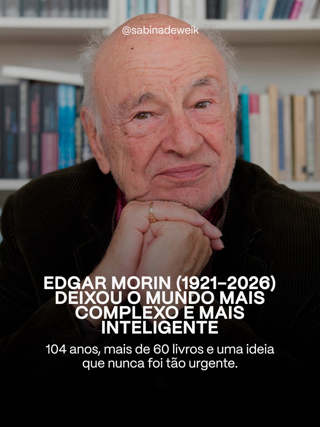 Edgar Morin, filósofo do pensamento complexo, morreu aos 104 anos, mas nunca foi tão atual.
Em 1999, a UNESCO pediu que ele pensasse a educação do futuro. Ele disse: não precisamos de cabeças bem-cheias, precisamos de cabeças bem-feitas.
Cabeças que conectam, que contextualizam, que suportam a incerteza sem desmoronar. Hoje, em plena era de IA, policrise e aceleração total, a lição dele soa como um alerta:
Quanto mais rápido o mundo gira, mais você precisa de um pensamento que não se fragmente.
Deslize o carrossel e entenda como as teses dele explicam exatamente o tempo que estamos vivendo. Qual dessas ideias você mais sente falta no mundo de hoje? Comente aqui embaixo 👇🏻
#SabinaDeweik #edgarmorin #pensamentocomplexo