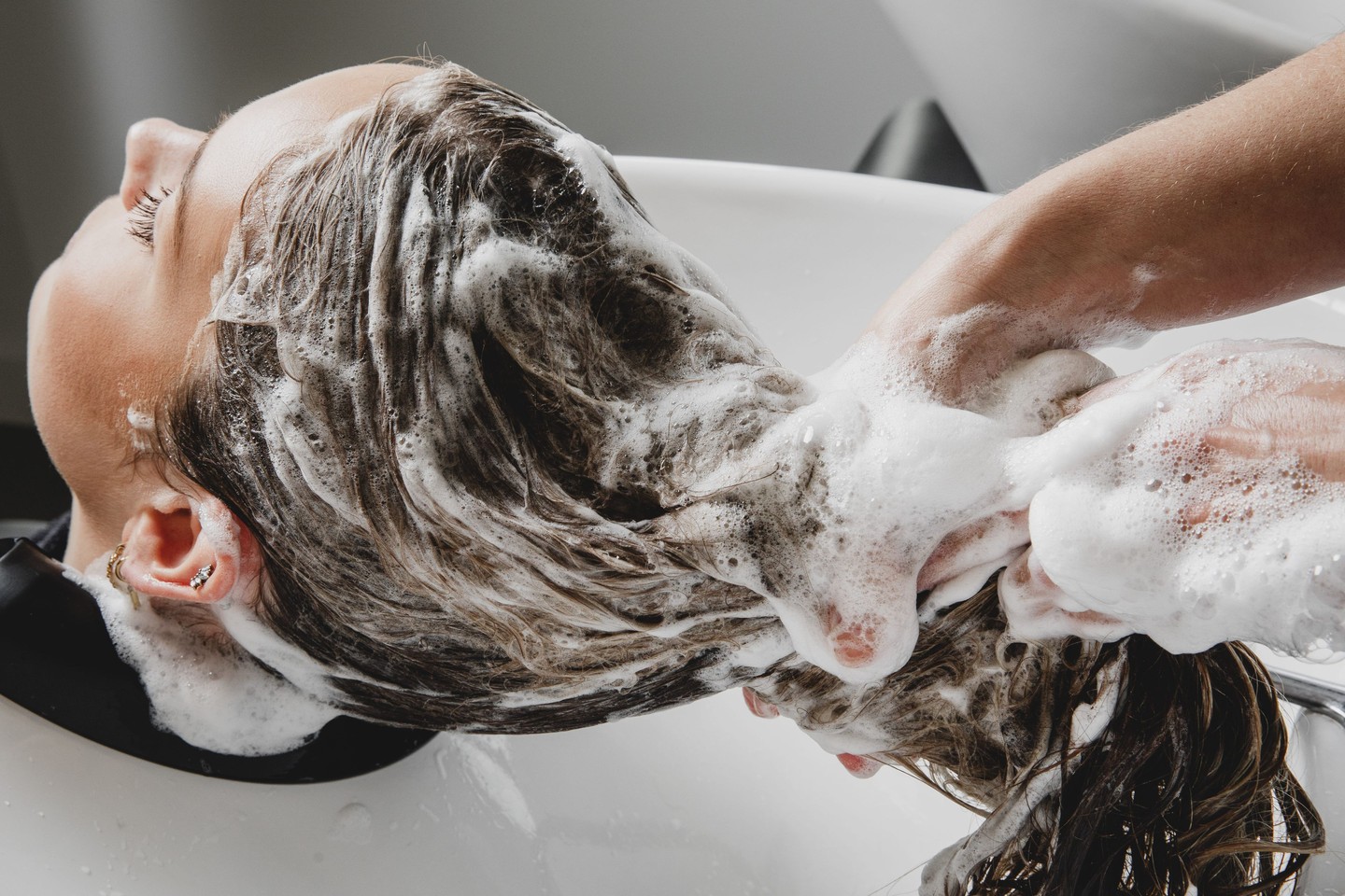 Pure verwennerij. Een diepe reiniging die niet alleen je haar verfrist, maar ook een moment van pure ontspanning biedt. 💧
Begin je behandeling goed en boek vandaag nog.
#ClimaxHair #HaarVerwennerij #Shampoo #Ontspanning #GezondHaar #KapperHeerlen