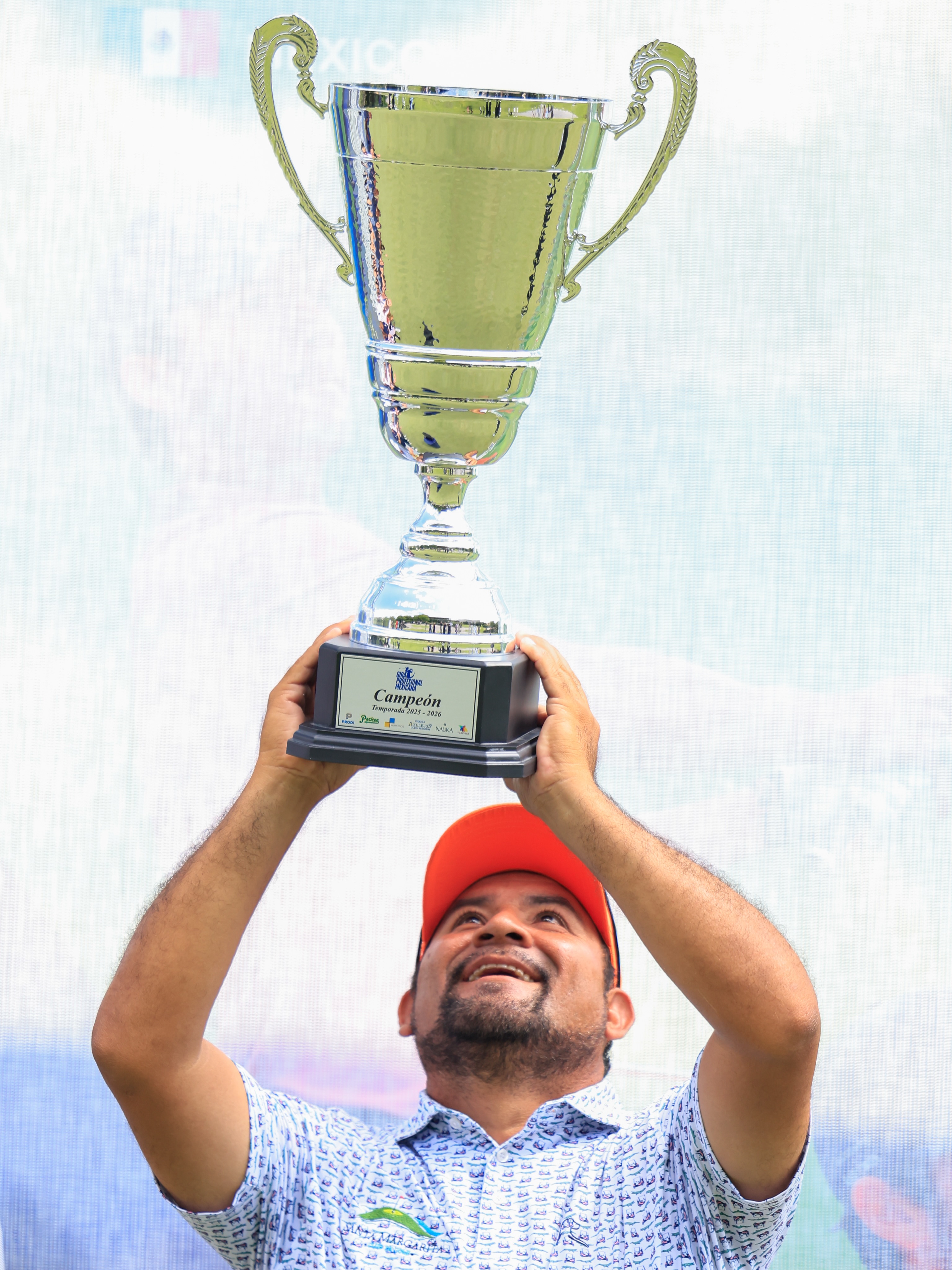 👑⛳ La consistencia tiene recompensa.
José de Jesús “Camarón” Rodríguez fue reconocido como Jugador del Año 2025-26 de la Gira Profesional Mexicana, distinción que premia al golfista más destacado de toda la temporada.
Victorias, protagonismo y una campaña extraordinaria consolidan al máximo ganador en la historia de la GPM como uno de los grandes referentes del golf latinoamericano.