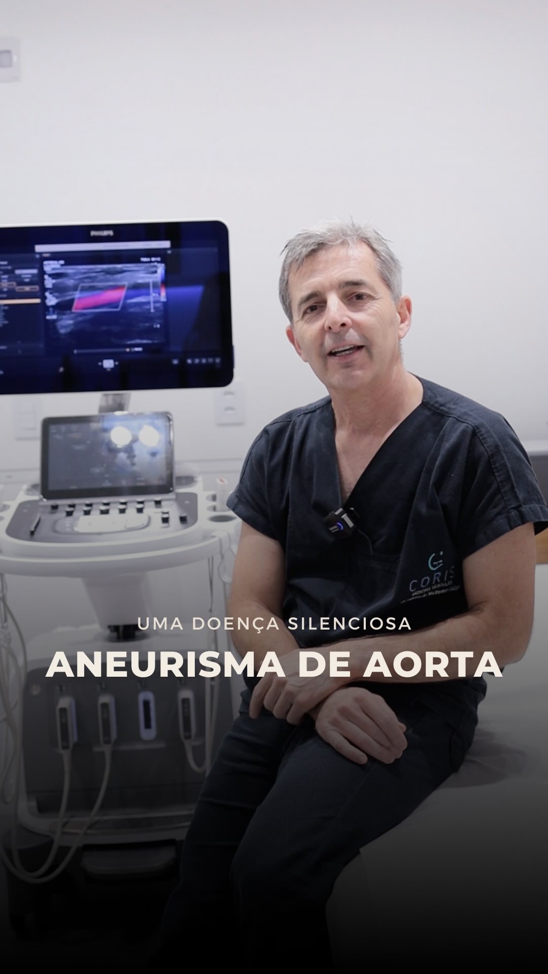 O aneurisma de aorta abdominal é uma doença silenciosa e, na maioria dos casos, não apresenta sintomas.
Muitas vezes, o diagnóstico acontece durante exames realizados por outros motivos. Por isso, pacientes acima dos 60 anos, fumantes ou com fatores de risco cardiovasculares devem manter o acompanhamento médico em dia.
Identificar o aneurisma precocemente pode fazer toda a diferença no tratamento e na prevenção de complicações graves.
Coris Vascular