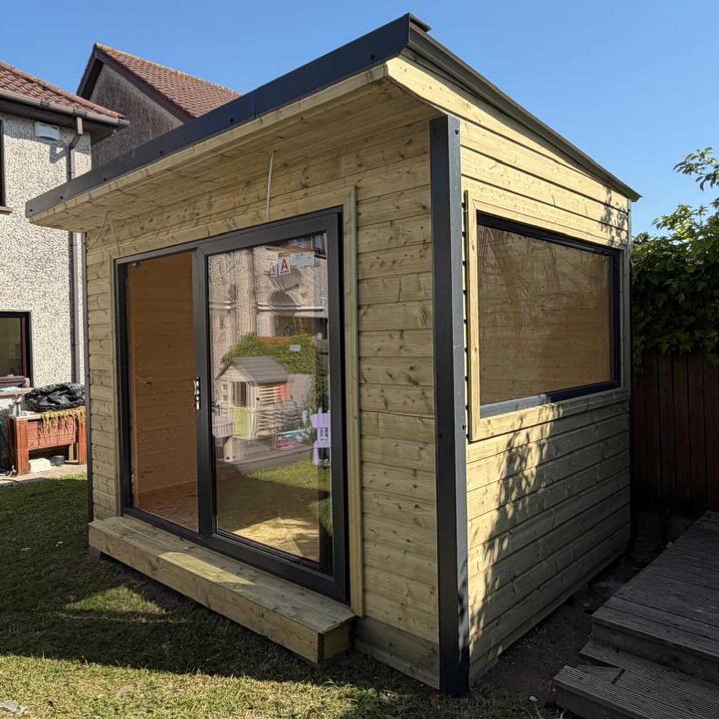 Our customer requested a large horizontal window to look out at from their desk, lovely idea! They also opted for 2.5M slider , the cabin measures at 12x8 foot (3.65x2.4M) Please send a message for further details #morantimbercabins