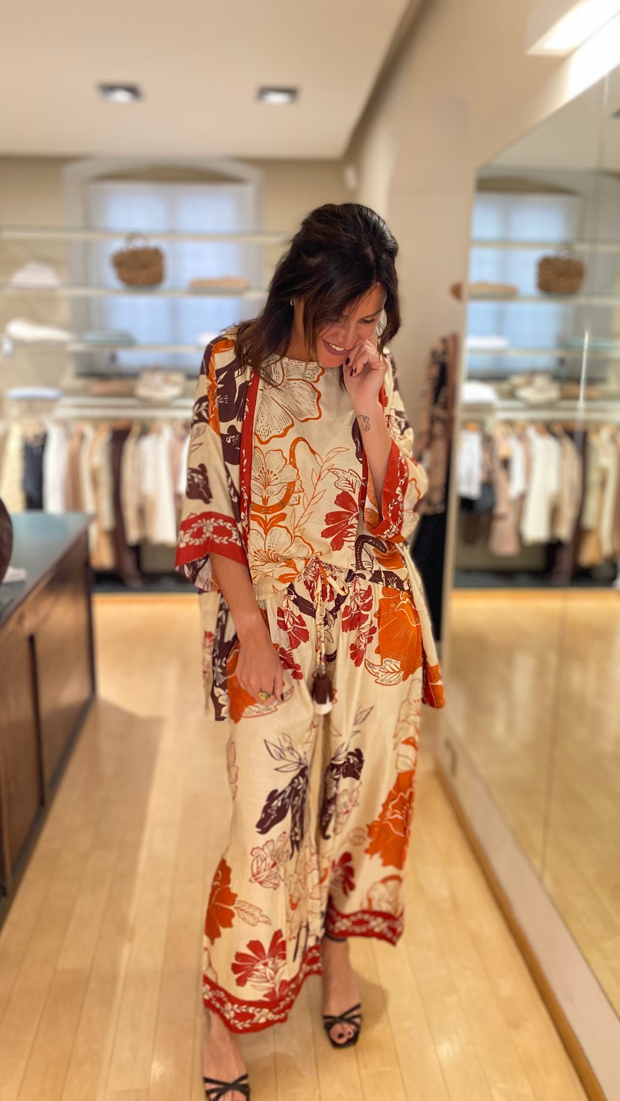 Come promesso, ecco il completo e gli abiti con le fantasie del kimono visto nelle storie! 🧡🤍🤎❤️
Iniziamo a vedere le meravigliose creazioni di @pahiesa 🪸
- Top €66
- Pantalone €117
- Kimono €108
- Abito con manica €147
- Abito scollato €117
Per info e ordini whatsapp:
📲 +39 339 5840686
#abbigliamentodonna #pahiesa #seta #outfitinspiration #fashiongoals