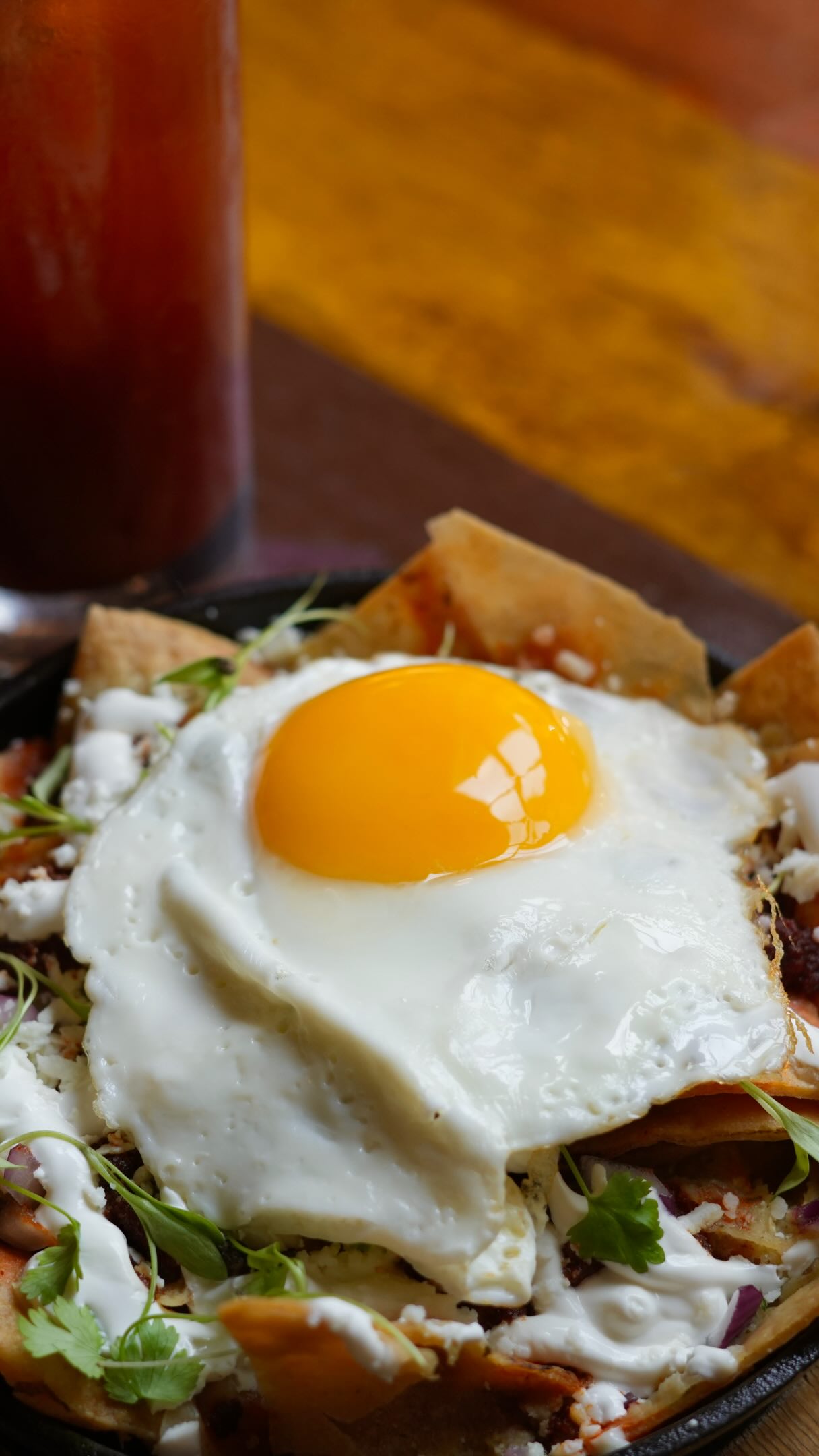 Sunday mornings taste better with crispy chips, chorizo, and brunch cocktails at @lolitasbistro 👌🏻🤤
.
.
.
#LolitasBistro #SundayBrunch #BrunchVibes #BrunchGoals #Chilaquiles