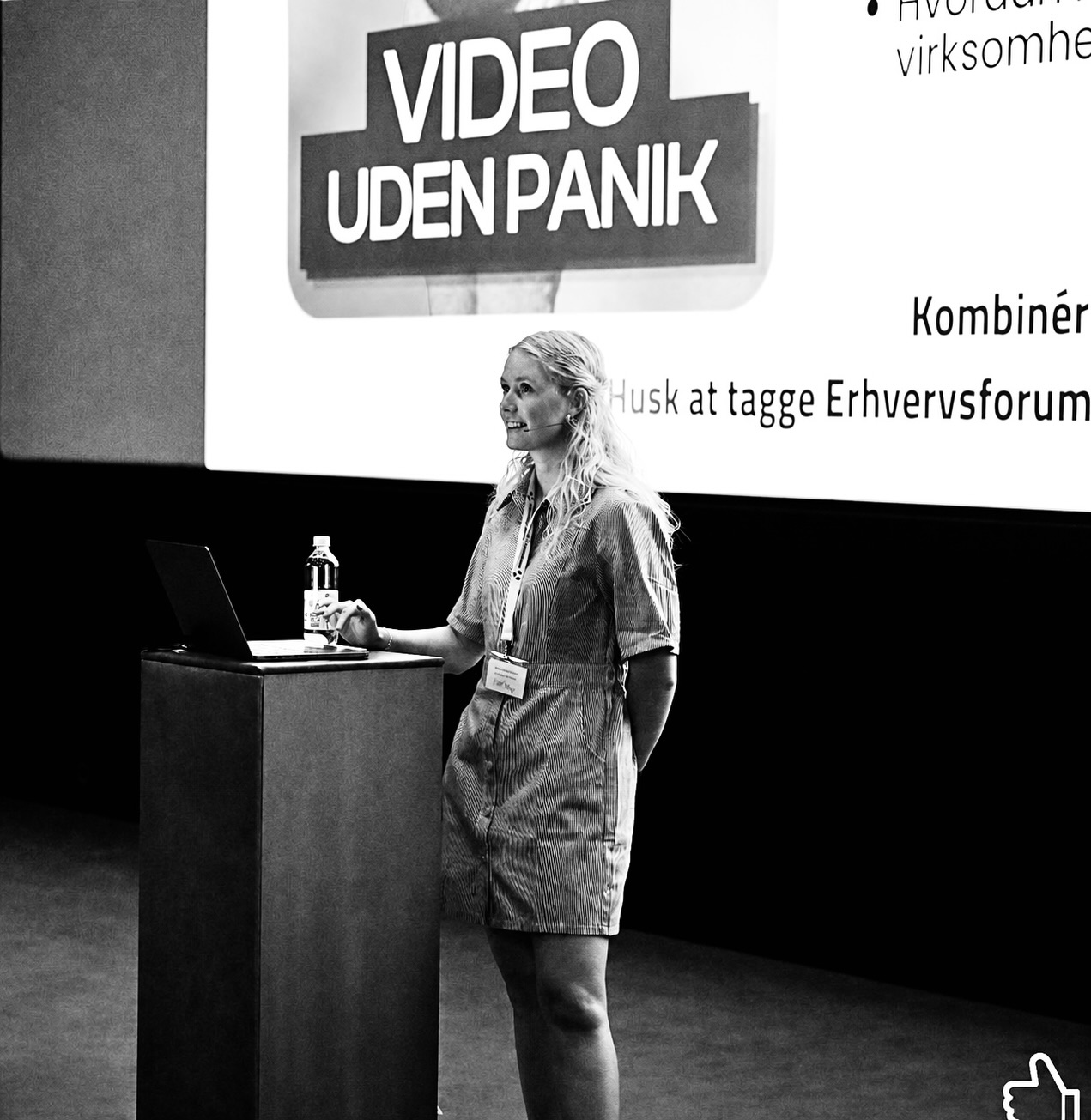 Jeg har altid drømt om at få en video vist på storskærm i biografen 🎬🎞️🍿
I går gik den drøm i opfyldelse - bare ikke helt på den måde, jeg havde forestillet mig.
For det var ikke kun mine videoer, der blev vist på lærredet i @bigbio_holstebro. Jeg stod der også selv foran skærmen og delte mine erfaringer og råd med andre dygtige forretningsfolk, så ordet “content-video” forhåbentlig føles lidt mindre uoverskueligt næste gang, de støder på det.
Sådan har livet det jo med at overraske 🤭
Det var en vild dag. Og nu sidder jeg her på den anden side med en ordentlig omgang taknemmelighedskuller, ny energi og en masse spændende input fra de andre oplægsholdere om AI, kommunikation og branding, som jeg glæder mig til at dykke endnu mere ned i 🙌🏼
Tak til @erhvervsforum_holstebro for muligheden!
#7500muligheder #selvstændig