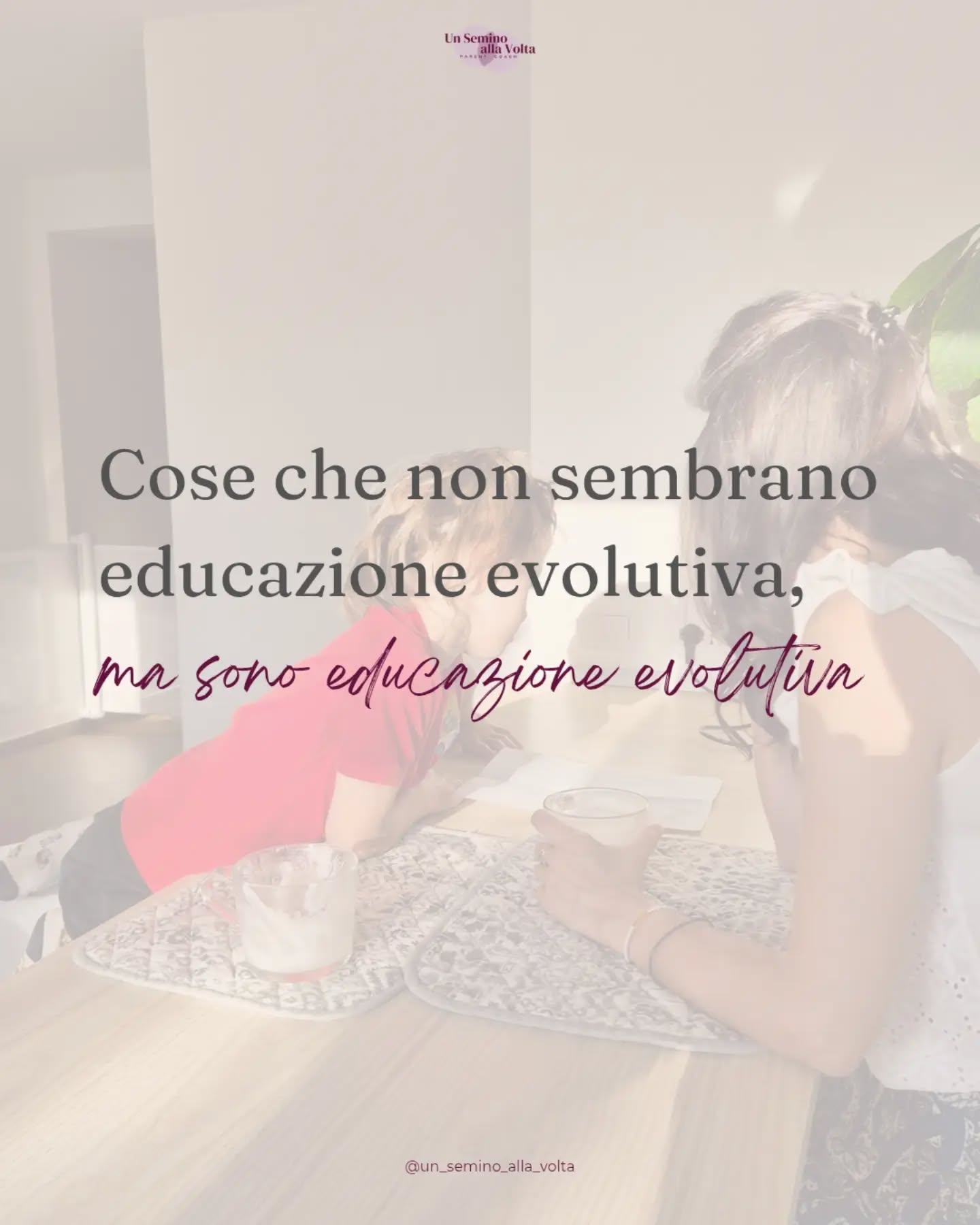 Quando pensiamo all'educazione, spesso immaginiamo qualcosa di intenzionale.
Ci vengono in mente le regole che insegniamo, le parole che scegliamo durante una crisi, le spiegazioni che offriamo, i limiti che mettiamo, i libri che leggiamo.
Eppure una parte enorme dell'educazione avviene altrove.
In momenti in cui, in realtà, non stiamo cercando di insegnare niente.
È quando offriamo ai nostrə figliə lo spettacolo della nostra vita e lasciamo che ci osservino.
Come ci parliamo quando commettiamo un errore, quanto spazio concediamo ai nostri bisogni, il modo in cui affrontiamo un conflitto, una delusione, una giornata storta, una paura, un cambiamento di programma, se siamo capaci di chiedere aiuto, se riusciamo a rimetterci in gioco quando impariamo qualcosa di nuovo.
E da tutto questo loro costruiscono, poco alla volta, la loro idea di essere umano.
Forse è proprio questa la parte più controintuitiva dell'educazione evolutiva: che non riguarda soltanto il modo in cui cresciamo i nostri figli, ma immancabilmente tratta il modo in cui continuiamo a crescere noi.