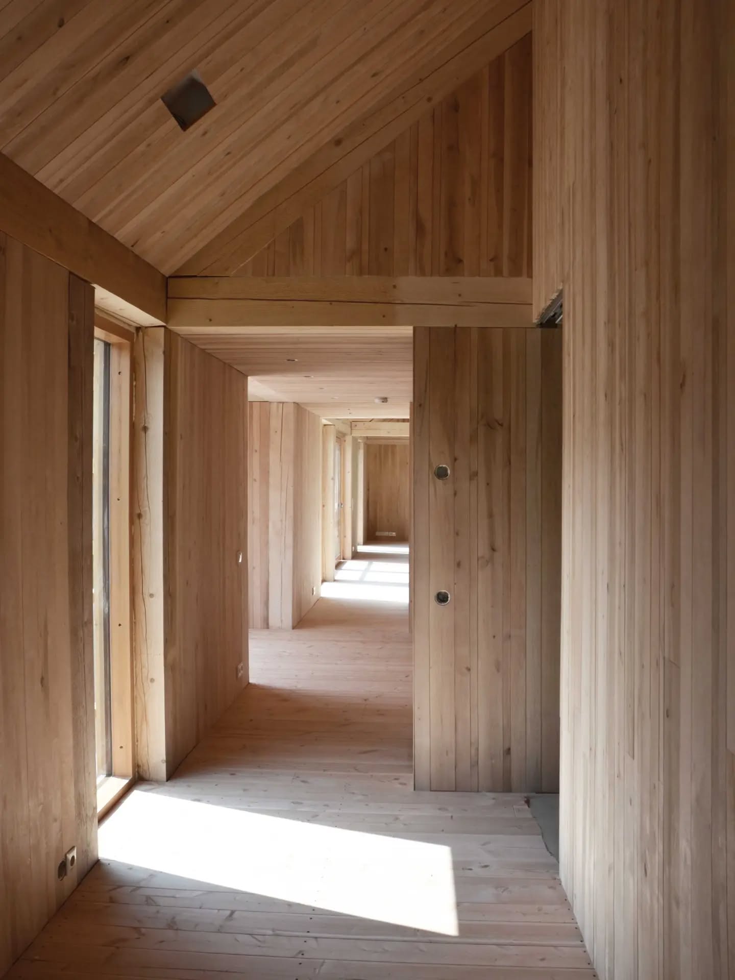 Throwback to 2013; House Åkerudden under construction. Black alder panelling in three different widths, douglas flooring and columns and beams in 10x10 inch spruce.
#nordicdesign #archdaily #scandinavianarchitecture #timber #lakehouse