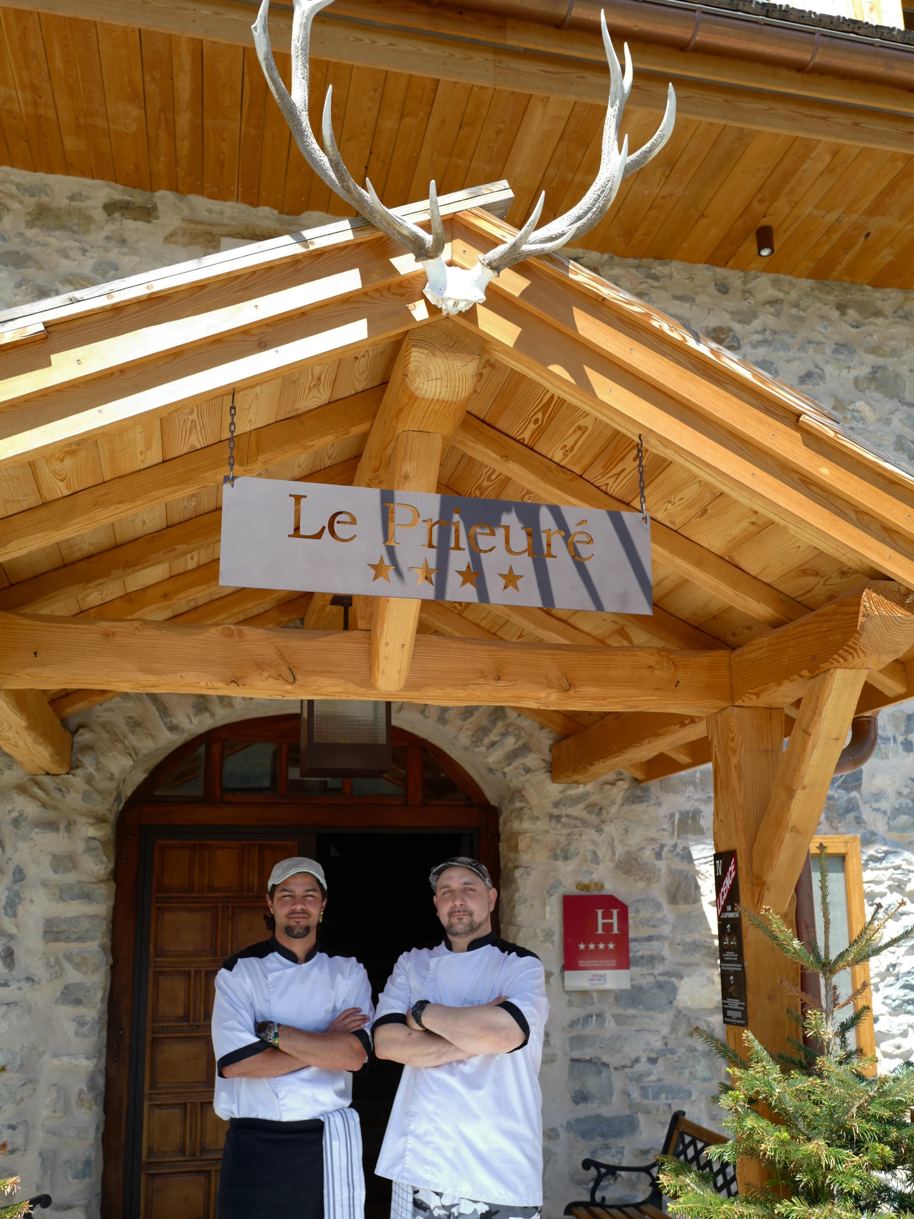 Le Prieuré a le plaisir d’accueillir son nouveau Chef !
Bienvenue à Jérémy et à son second, Hugo, qui vous invitent à découvrir une cuisine généreuse et authentique autour du gibier de la vallée de l’Ubaye.
Laissez-vous également séduire par leurs créations raffinées disponibles à la carte, élaborées avec passion et gourmandise.