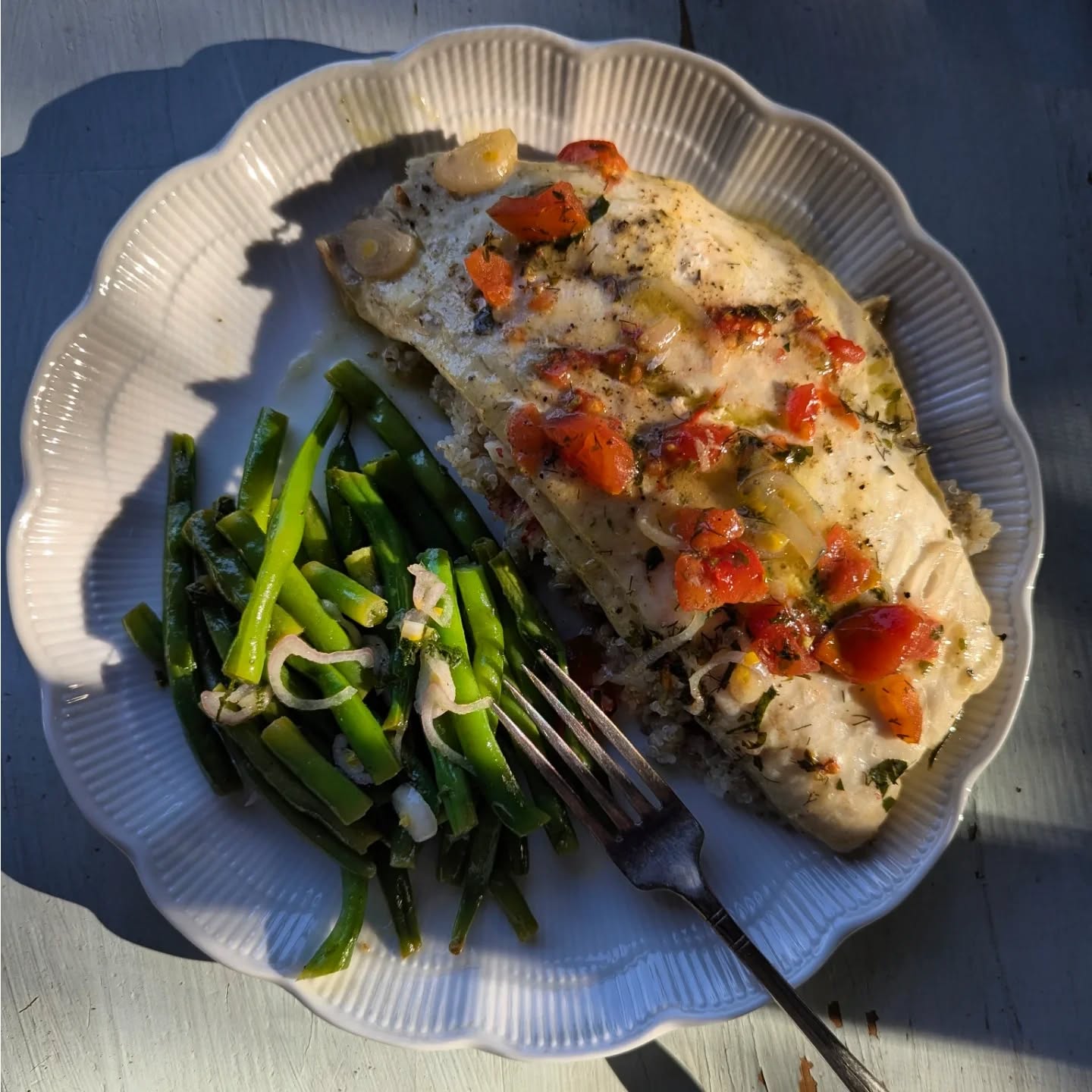 Are fresh herbs hitting your plates yet?? My herb garden is flourishing this season and cooking with fresh herbs makes the most basic meal really sing! Red snapper (thanks @adamsfairacrefarms) in a pan sauce with fennel fronds, basil, parsley, thyme, rosemary, lemon juice, evoo, a tomato, shallots and garlic 🤌🏽🤌🏽. Steamed green beans with loads of mint, rice wine vinegar, evoo and shallots over some white quinoa. Easy. Pretty quick. BRIGHT! I've also replaced regular sea salt with "Baja gold" salt and you can taste the difference!
#gardentotable
