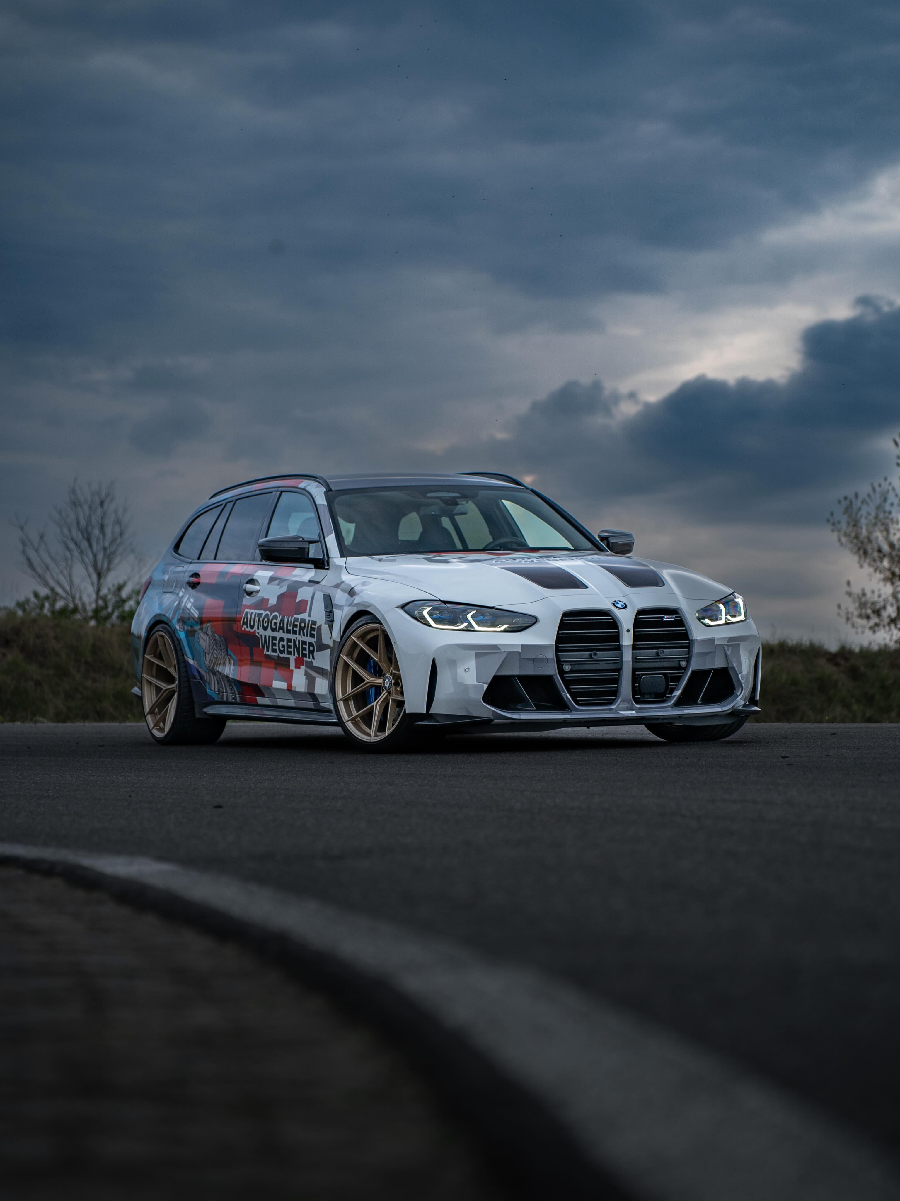 Performance. Charakter. Präsenz.
Manche Fahrzeuge fallen auf. Andere hinterlassen Eindruck.
Für diesen BMW M3 Touring entstand ein individuelles Design, das Motorsport-Ästhetik mit zeitloser Eleganz verbindet. Kraftvolle Formen, präzise Details und eine Gestaltung, die den Charakter des Fahrzeugs unterstreicht, statt ihn zu überdecken.
Design, das bewegt. Handwerk, das überzeugt.
📧 info@foliatune.de
🌐 www.foliatune.de
📲 0177 29 85 626
#Foliatune #BMWM3Touring #Designfolierung #PremiumFolierung #AutomotiveDesign