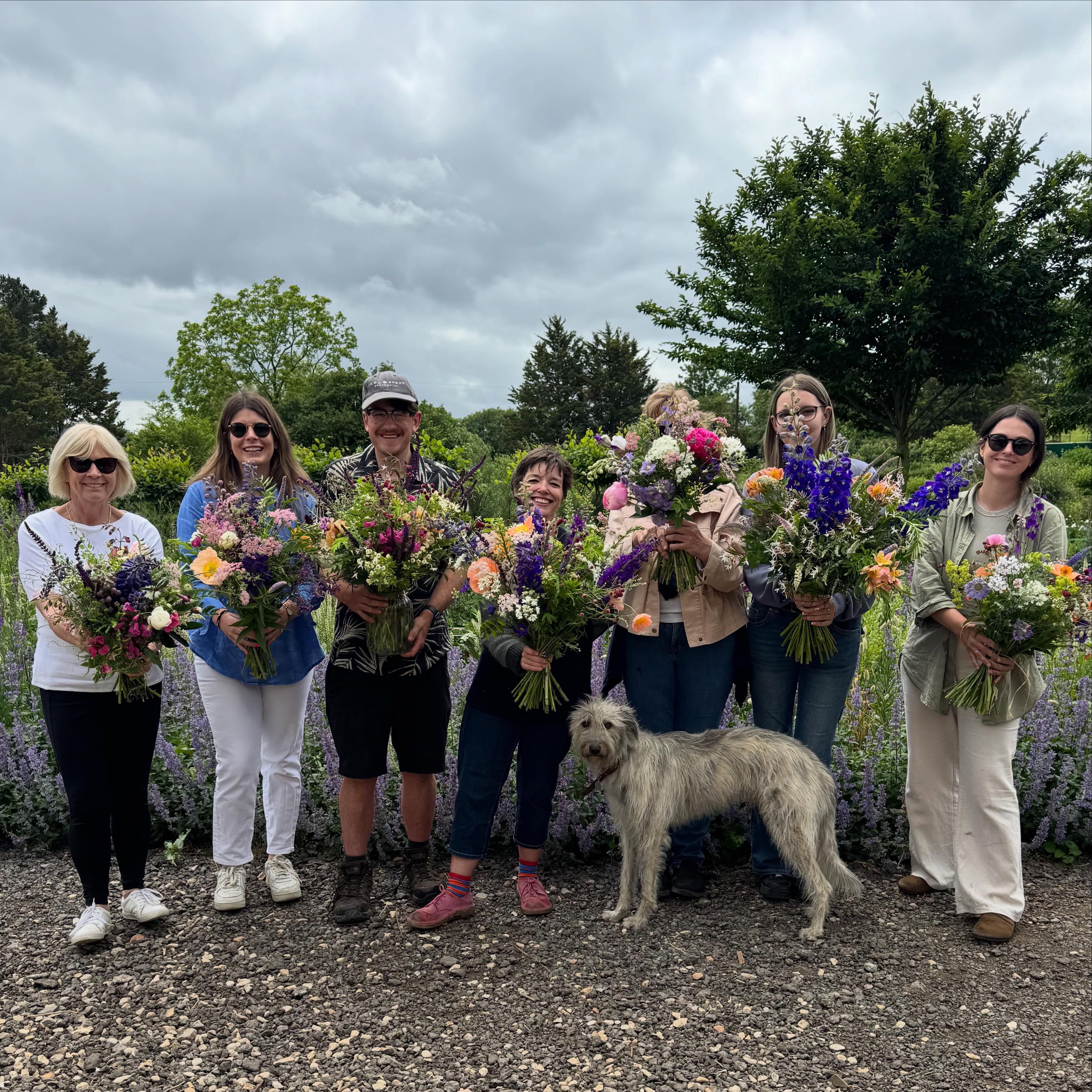 Our first-ever bouquet workshop was a huge success this morning! All the arrangements that were made were simply spectacular. So much to choose from on the field.
Our next one is on Sunday 14th June with a few remaining places 💐