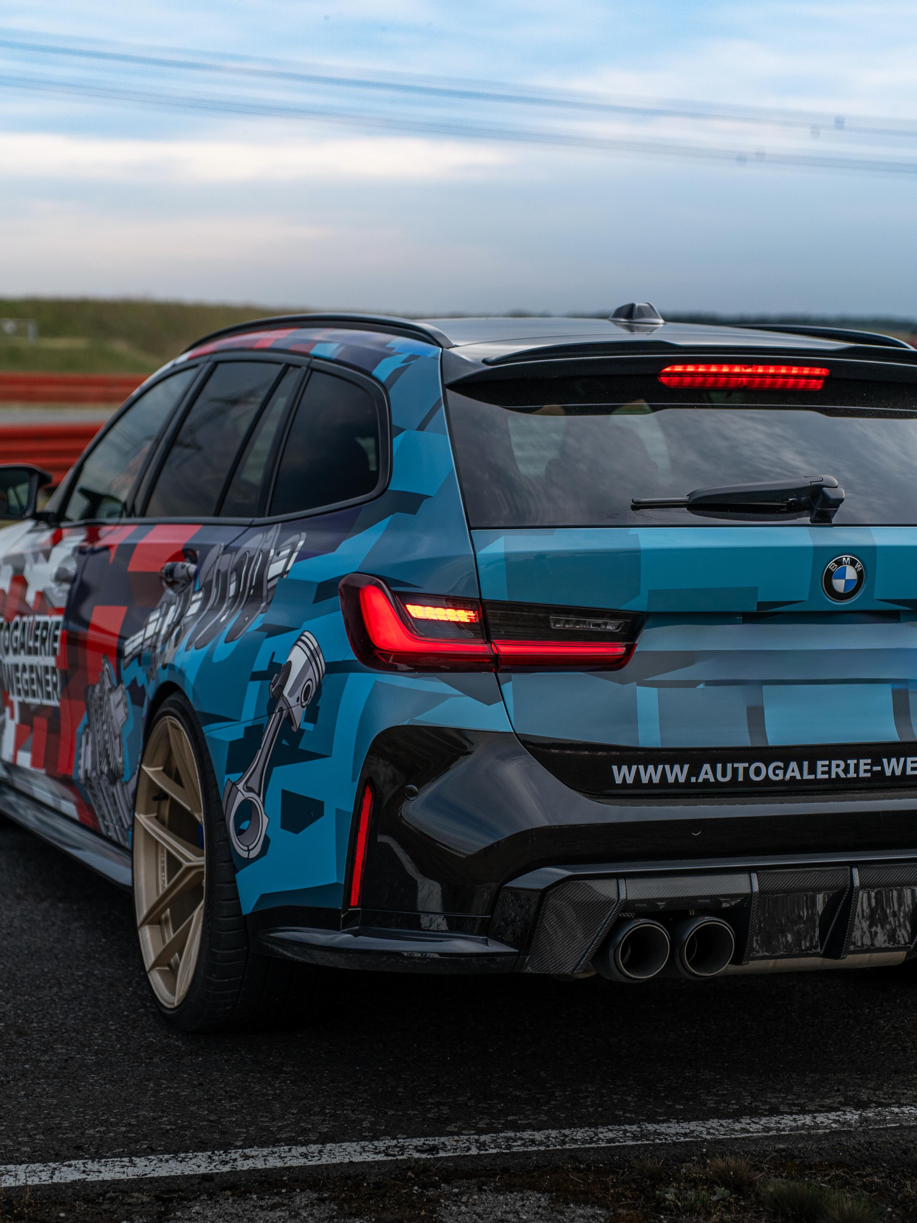 Performance. Charakter. Präsenz.
Manche Fahrzeuge fallen auf. Andere hinterlassen Eindruck.
Für diesen BMW M3 Touring entstand ein individuelles Design, das Motorsport-Ästhetik mit zeitloser Eleganz verbindet. Kraftvolle Formen, präzise Details und eine Gestaltung, die den Charakter des Fahrzeugs unterstreicht, statt ihn zu überdecken.
Design, das bewegt. Handwerk, das überzeugt.
📧 info@foliatune.de
🌐 www.foliatune.de
📲 0177 29 85 626
#Foliatune #BMWM3Touring #Designfolierung #PremiumFolierung #AutomotiveDesign