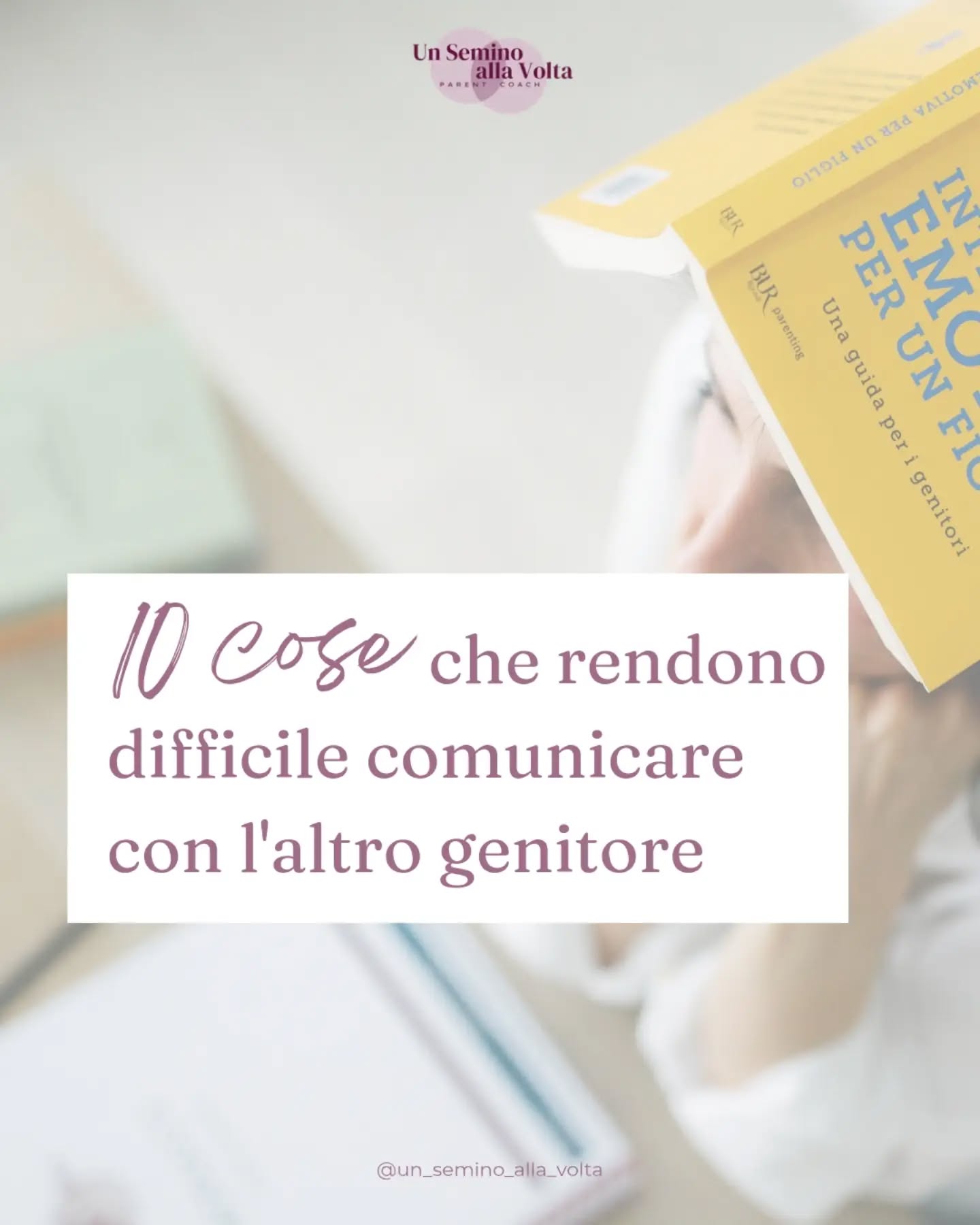“Parliamone con calma.”
E' una frase bellissima.
Poi però siete stanchi, la casa è piena di cose da fare, vostrə figliə chiede attenzioni, qualcuno deve preparare la cena e quella conversazione che doveva essere tranquilla si trasforma in una sequenza di rinfacci e sarcasmo.
Comunicare con il partner genitoriale può essere difficile perché, dentro ogni discussione educativa, entrano molte più dinamiche di quelle che immaginiamo.
Le aspettative non dette, i modelli educativi con cui siamo cresciuti, il carico mentale, la stanchezza, le opinioni esterne, i ruoli sbilanciati, la mancanza di spazio personale, le differenze di valori, le tensioni di coppia rimaste sullo sfondo, che trovano un varco proprio quando si parla di figliə.
Così una frase come:
“Per me dovrebbe andare a dormire prima”
può trasformarsi in:
“Tu non capisci niente.”
La comunicazione genitoriale va costruita.
È importante imparare a esprimere le aspettative prima che diventino accuse e a distinguere una differenza educativa da una ferita personale.
Comprendere quando stiamo parlando di nostrə figliə e quando, invece, stiamo portando nella conversazione tutta la nostra stanchezza.
E serve imparare che essere genitori insieme significa trovare un terreno comune anche quando si parte da storie e punti di vista diversi
.
.
.
Se comunicare con il tuo partner genitoriale ti sembra sempre più difficile, scrivimi in DM.
Possiamo capire insieme cosa si inceppa e costruire strategie più sostenibili per il benessere della vostra famiglia.
Non serve per forza farlo in coppia, il cambiamento può partire da te 💛