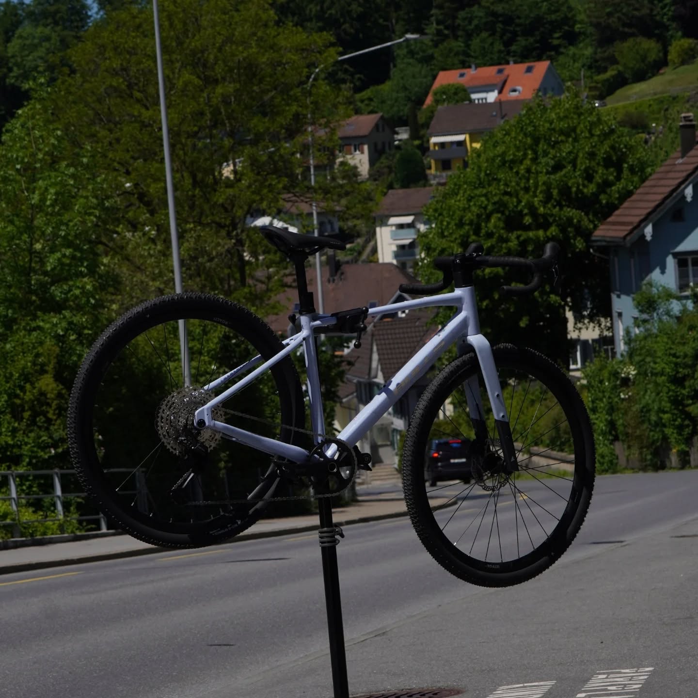 Und noch ein wunderschönes Bulls Gravel Bike
Ab 1590 Fr. bist du dabei.
Wir haben von ganz klein bis zu ganz gross das Bulls am Lager.
Schau vorbei.
#gravelbikeswitzerland#gravelbike#outsideisbestside