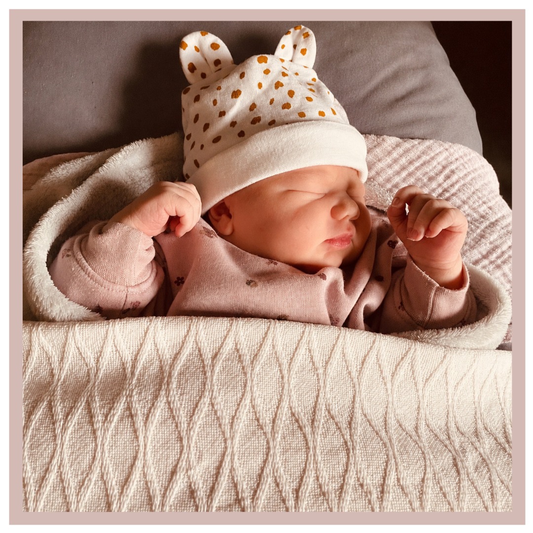 WELKOM GWEN! 🩷
Dit lieve meisje heet Gwen. Ze is het kleine zusje van Lynn, en werd geboren op 17-05-2026 om 05:08 uur. Ze woog 3620 gram bij 40+2.
Grote zus Lynn werd net voor de 37 weken geboren, dus dat Gwen tot ná de uitgerekende datum op zich liet wachten was even gek! Gelukkig voelde Koleta zich goed, en ondanks dat ze Ron al een paar keer 's nachts had wakker gemaakt omdat ze dacht dat het was begonnen, bleef ze heel geduldig. 💪🏻
Dat geduld werd beloond, want zo lang als Gwen op zich liet wachten in de zwangerschap, zo snel kwam ze ter wereld toen de bevalling eenmaal echt was begonnen! 😅 Om 04:00u had Koleta haar eerste wee. Om 04:38u belde Ron even met Joyce om te overleggen, Koleta had pas 3 weeën gehad met nog veel tijd er tussen, maar wel een beetje bloedverlies. Dat hoort er bij tijdens een bevalling, dus Joyce stelde hen gerust en we spraken af dat ze opnieuw zouden bellen als de weeën regelmatiger zouden worden. Ze schrok zich dan ook een hoedje toen Ron om 05:08 terugbelde en riep dat de baby geboren was! 😱 Zo snel ze kon sprong ze in de auto, met Ron aan de lijn, die intussen zijn vrouw en kind van het bad naar het bed begeleidde en ze warm toedekte. Hoewel het voor hun gevoel enorm lang duurde, hoorde Joyce gelukkig al snel door de telefoon dat Gwen het goed deed. Toen Joyce bij hen binnen rende lag Koleta te stralen op bed met een slapende Gwen op haar borst. Ron stond er als trotse verloskundige naast. 😜 Hoewel we allemaal nog een beetje moeite hadden om te bevatten wat er zojuist allemaal gebeurd was, moesten we er ook heel erg om lachen! 🤭 Eén ding is zeker, deze bevalling gaat Joyce nóóit meer vergeten!
Lieve Koleta & Ron, van harte gefeliciteerd met jullie 2e dochter! Jullie hebben bewezen dat jullie een super team zijn en onze hulp helemaal niet nodig hebben 😉, maar wij vonden het een feestje om jullie te mogen begeleiden. We wensen jullie heel veel geluk! Veel liefs, Team LEV. 🤎
#thuisbevalling #geboorte #verloskundige #babygirl #zusje
