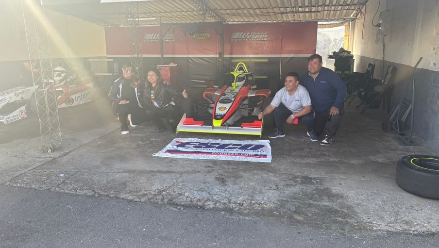 Paso el finde en Cordoba🫡🫡
Finde positivo en el que tuvimos una carrera muy lineal con todos los autos muy parejos. Contento por lo aprendido y por el muy buen ritmo que tuvimos.
Quiero dar gracias a Dios, todos los sponsors, familia, equipo y amigos que hacen todo lo posible para que yo pueda correr.
@gabrielwernercompeticion @exequielbastidas15 @juliohoraciosimon @fji.taller @micaph.fotografia
.
@escosaoficial
@nexoaberturas
@automotoresmegasa
@lafamilia_sb
@laprimera.carniceria_
@cmdelapiel
Nos vemos en Posadas 🔜🔜