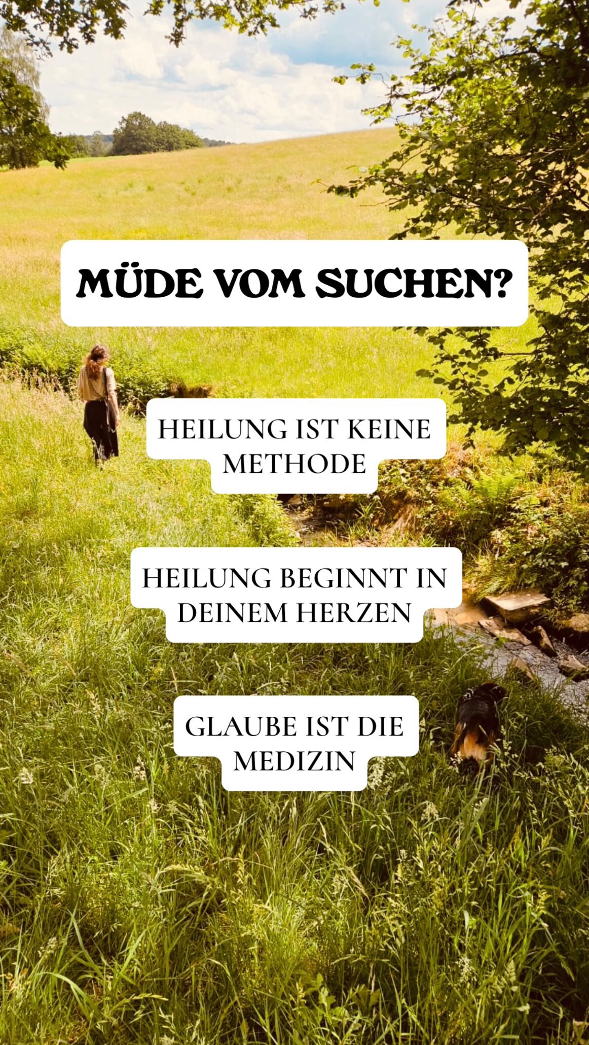 Früher dachte ich, Heilung bedeutet, die richtige Methode zu finden.
Kennst du das?
Immer auf der Suche nach der nächsten Antwort, dem nächsten Werkzeug oder dem nächsten Weg, der endlich alles verändern soll.
Aus meiner Erfahrung leiden viele Menschen nicht deshalb, weil ihnen Wissen fehlt. Vielmehr sind sie müde geworden vom ständigen Suchen. Müde von all den Antworten, den Methoden und den Stimmen, die ihnen sagen, wer sie sein sollten, während die Stimme ihres Herzens immer leiser wird.
ʜᴇɪʟᴜɴɢ ʙᴇɢɪɴɴᴛ ɪɴ ᴅᴇɪɴᴇᴍ ʜᴇʀᴢᴇɴ
ɢʟᴀᴜʙᴇ ɪꜱᴛ ᴅɪᴇ ᴍᴇᴅɪᴢɪɴ
Heilung beginnt in dem Moment, in dem wir still werden und wieder hören, was unser Herz schon lange weiß.