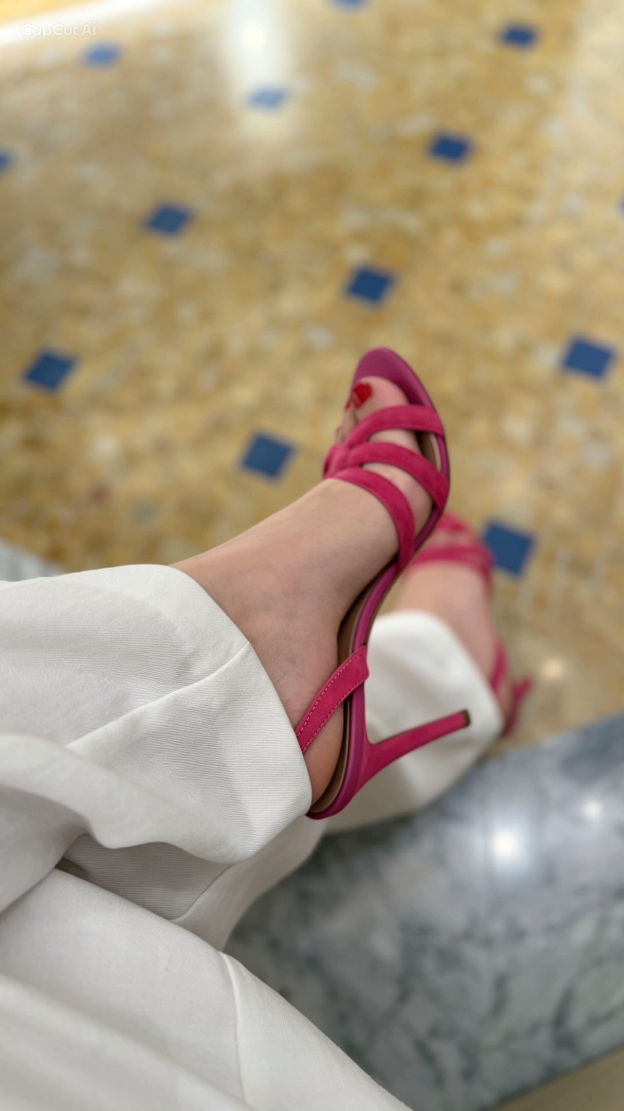 Milano, una giornata speciale e un bellissimo brand da raccontarvi.
Oggi ho partecipato a un evento esclusivo di @fratellirossetti nella boutique della splendida Galleria Vittorio Emanuele II. Ho avuto l’opportunità di vedere da vicino il lavoro dei maestri artigiani che danno vita alle collezioni del brand.
Tra dettagli, materiali e lavorazioni, ho potuto conoscere da vicino la collezione Spring Summer 2026 e il lavoro di ricerca che da sempre rende Fratelli Rossetti uno dei nomi più rappresentativi del Made in Italy.
Per la mia estate ho scelto il sandalo fucsia in suede: femminile, elegante e realizzato con una tecnica innovativa che permette di unire i materiali senza cuciture visibili. Un dettaglio che racconta perfettamente la qualità e l’attenzione che si nascondono dietro ogni creazione.
Il racconto continua, perché questo è solo il primo sguardo dentro il mondo Fratelli Rossetti.
Conoscevate già questo storico brand italiano?
#suppliedby #fratellirossetti #invited
