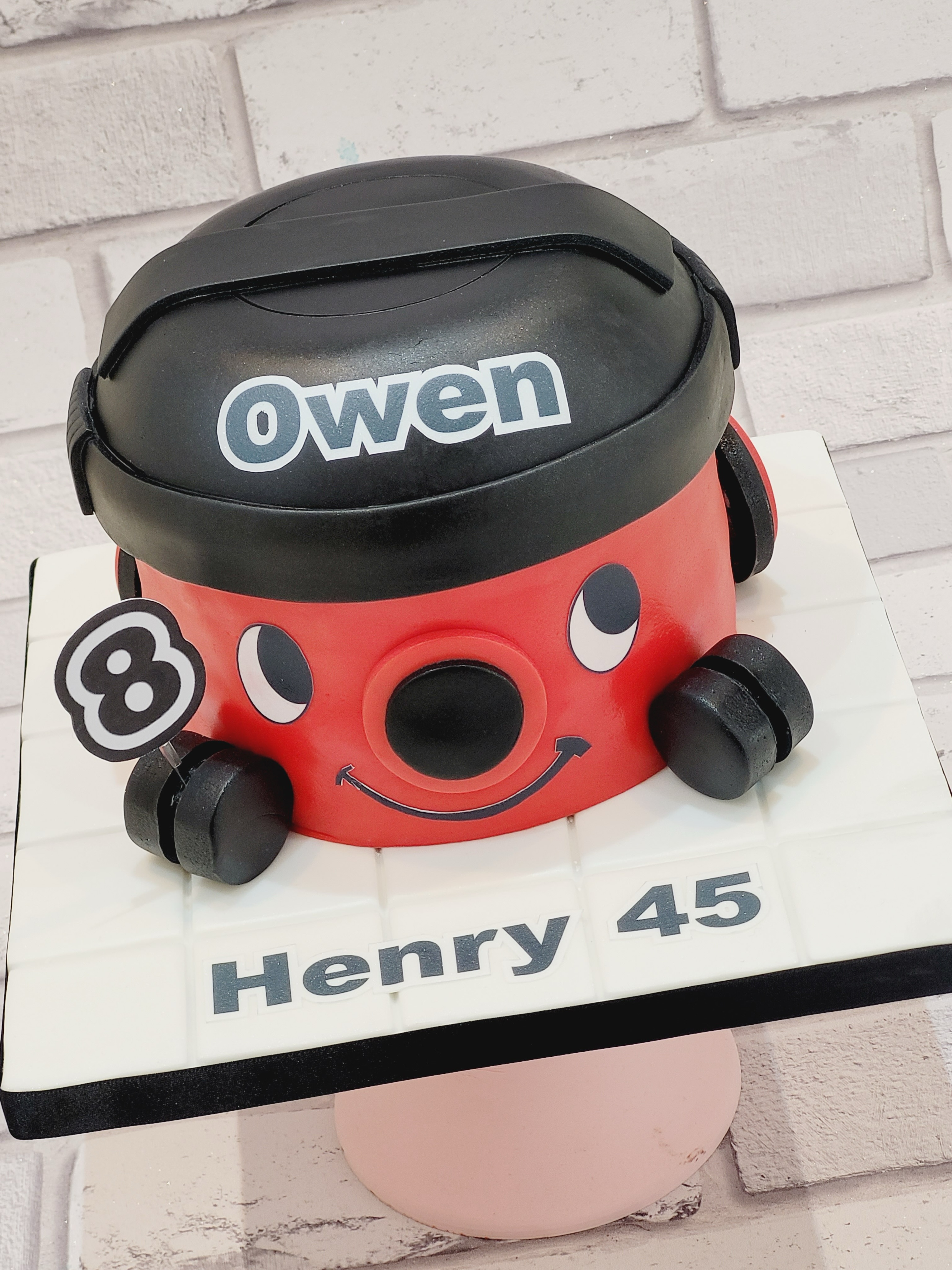 Made for a Henry mad fan for their 8th birthday.
Happy 45th Anniversary for @henry.uk
#henryhoover #henryhoovercake #charactercake