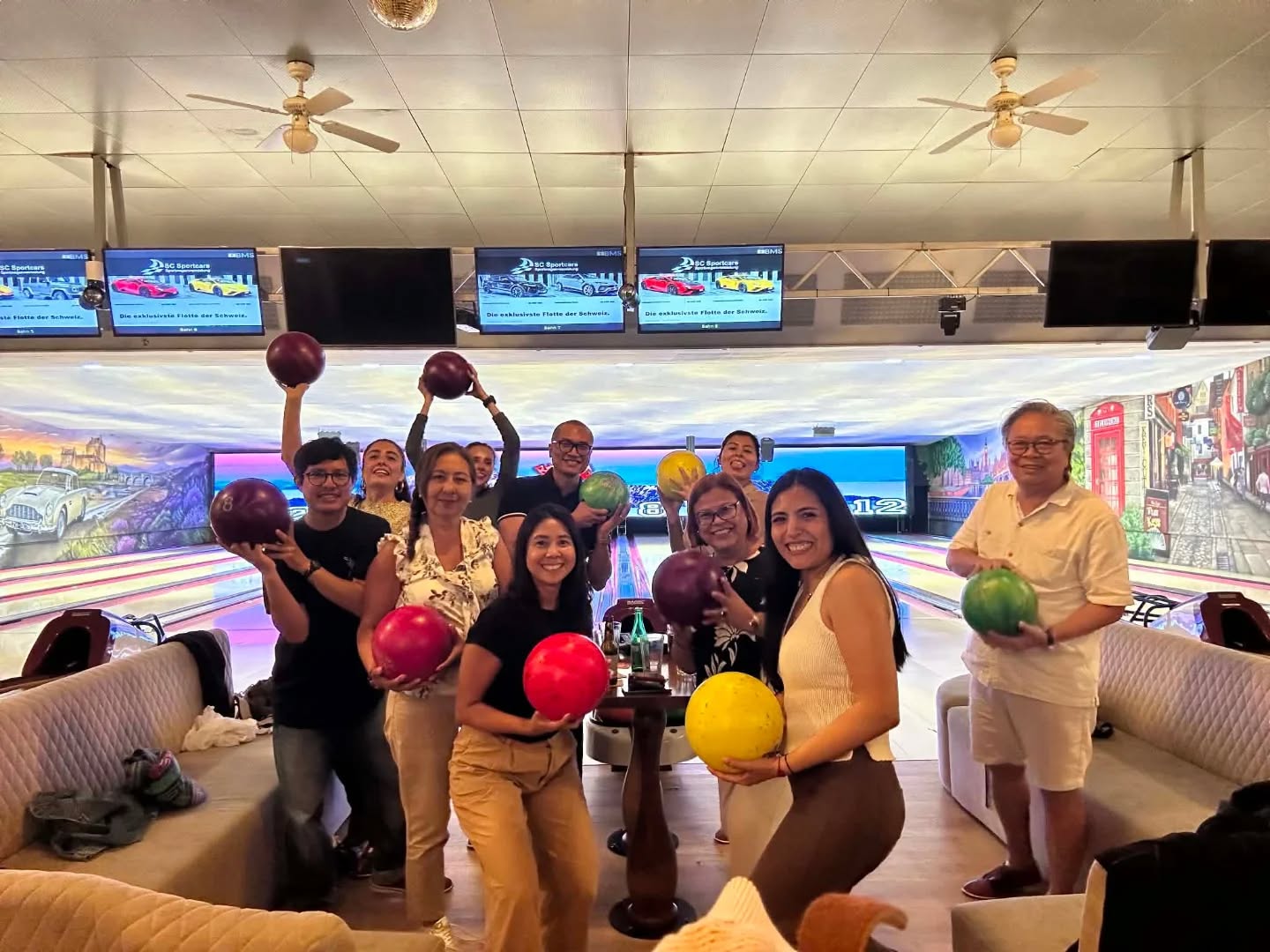 Gestern haben wir uns einen Moment Zeit genommen, um die Menschen zu feiern, die ETKultur hinter den Kulissen möglich machen.
Unser administratives Freiwilligenteam verbrachte einen schönen Abend beim Bowling, mit gutem Essen und toller Gesellschaft. Es wurde viel gelacht, schöne Momente wurden geteilt und wir konnten uns einmal ausserhalb unserer üblichen Projekte und Sitzungen begegnen.
Vielen Dank für euer Engagement, eure Zeit und euren Einsatz. Wir sind unglaublich stolz auf dieses Team und dankbar für alles, was ihr für unsere Gemeinschaft leistet.
ETKultur ist durch euch stärker.
—
Yesterday, we took a moment to celebrate the people who make ETKultur possible behind the scenes.
Our administrative volunteer team enjoyed an evening of bowling, good food and great company. There were plenty of laughs, memorable moments and a chance to connect outside our usual meetings and projects.
Thank you for your dedication, commitment and countless hours of work. We are incredibly proud of this team and grateful for everything you do to keep our community thriving.
ETKultur is stronger because of you.
—
Ayer nos tomamos un momento para celebrar a las personas que hacen posible ETKultur detrás de escena.
Nuestro equipo administrativo de voluntari@s disfrutó de una tarde de boliche, buena comida y excelente compañía. Hubo muchas risas, grandes momentos y la oportunidad de convivir fuera de nuestras reuniones y proyectos habituales.
Gracias por su dedicación, compromiso y por todas las horas que invierten en nuestra comunidad. Estamos increíblemente orgullosos de este equipo y agradecidos por todo lo que hacen para que ETKultur siga creciendo.
ETKultur es más fuerte gracias a ustedes.
#ETKultur #integrationstadtzürich #icigemeinsamhier #VolunteersMatter #dankefüralles