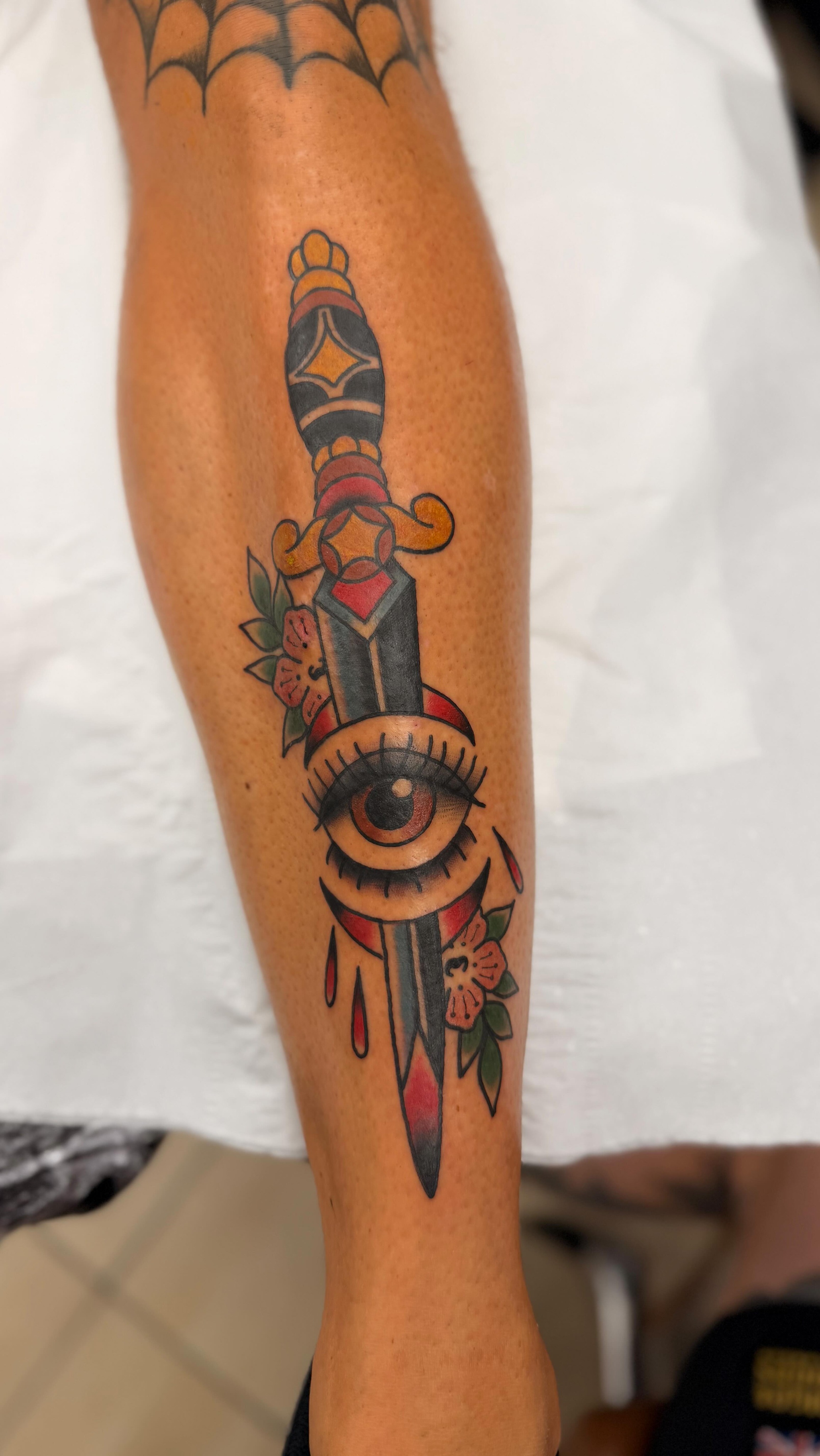 Trad dagger from the trad man himself @ctptattoo
To book for any cool flash or custom bits just send Chris a dm, alternatively visit our website for our enquiry form ✌️
#daggertattoo #tradtattoos #tradionaltattoo #londontattoostudio #tattoo