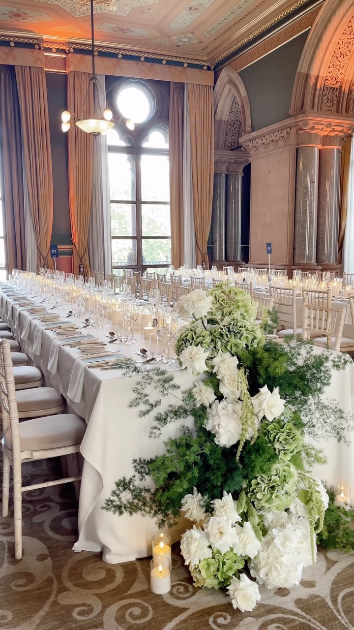 cascading table florals are the statement of the season 🤍