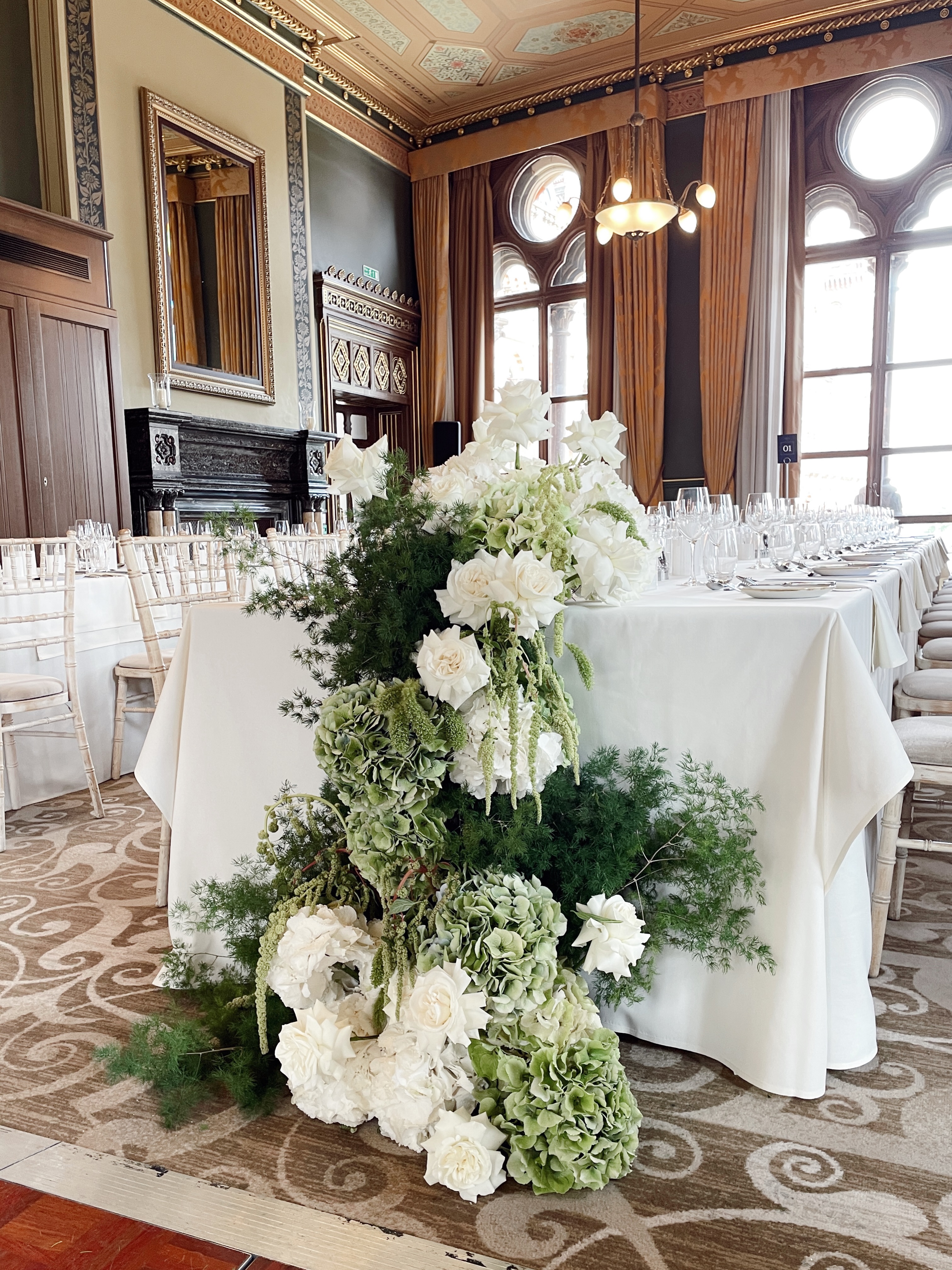 green + white florals for P&M at @stpancraslondon yesterday 🤍🌿
The team:
@ldnluxeevents
@dariaphotographs
@filmsbyart
@realdjchris
@londonstrings_
@drawn.by.chloehill
@1811_design_studio
@stan_ko_bakery
@cindymua_london