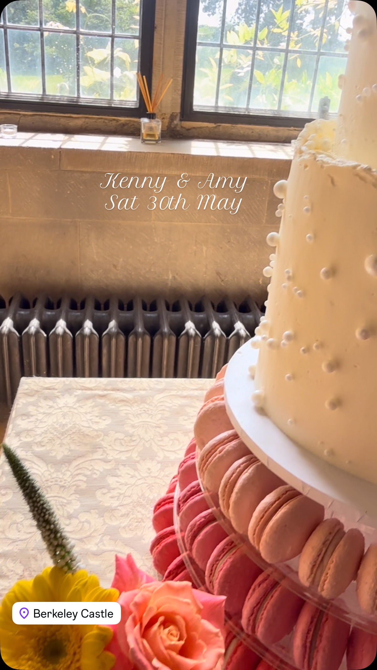 Amy & Kenny chose Berkeley Castle for their wedding on Sat.
What an absolute beauty of a venue, literally the whole place is stunning A huge congratulations to the two of you 🩷
They chose a two tier pearl macaron cake tower, thank you Sarah @moonlight_macarons x
And thank you @soireeweddingsevents for the beautiful flowers x