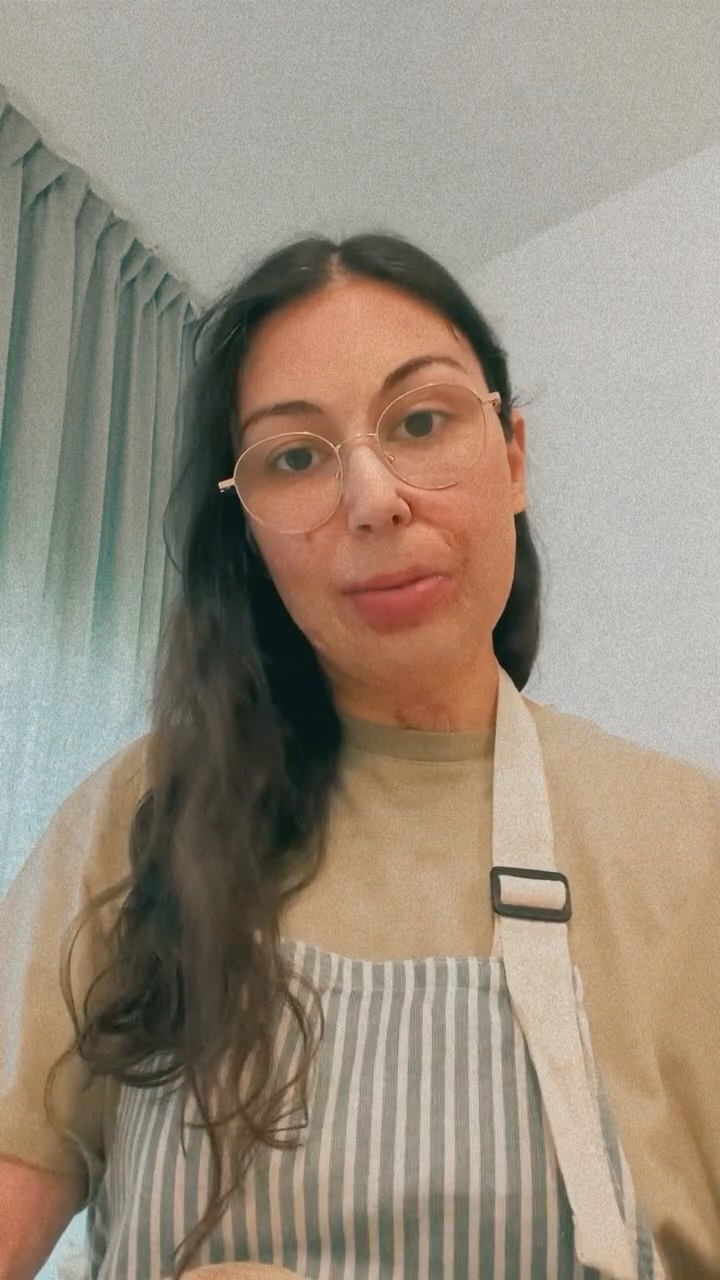 Han sido meses de muchos cambios, aprendizajes y momentos difíciles.
Hoy queríamos sentarnos delante de la cámara y hablaros desde el corazón 🤍
Gracias por seguir aquí después de tanto tiempo. Gracias por cada mensaje, cada comentario y por seguir formando parte de esta pequeña comunidad.
Nos hace mucha ilusión volver.
Poco a poco, pero con muchas ganas ✨🌿
#SoftieCandles #VelasArtesanales #PequeñaMarca #EmprendimientoCreativo #HechoAMano