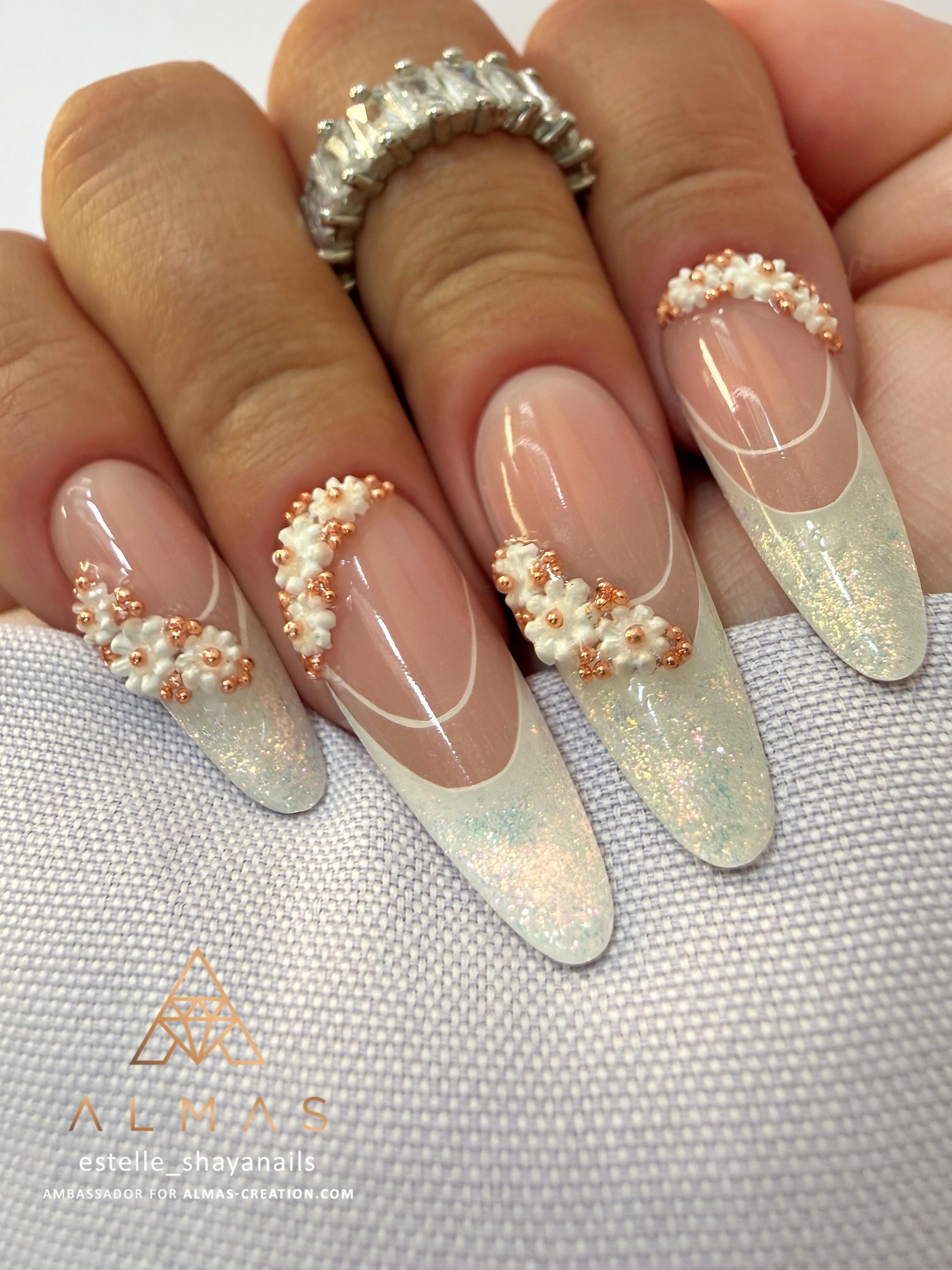 Quel est votre builder favori extrait de la collection Mermaid? 🧜🏼♀️
Estelle a réalisé sa pose de forme amande avec la teinte irrésistible du Mother Of Pearl. Elle a également travaillé avec le polygel Natural Nude, le 3D Gel Sulptura Milky, le paint Snow White, les micro-billes caviar Pink Gold (S&M) et la finition Diamond Top Coat. 🫶🏻
#glitternailsdesign #glitternail #frenchnail #shinynails #nailsfrench