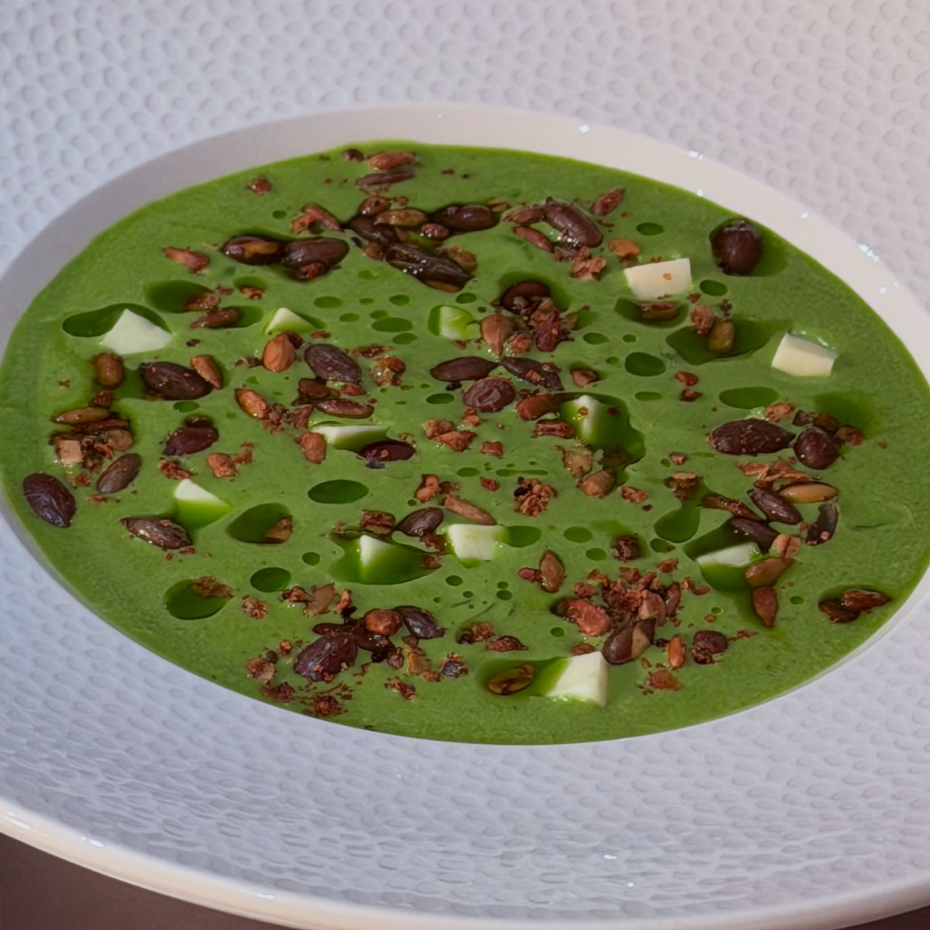 Courgette & Cucumber Gazpacho 🥄
broad beans, taleggio cheese, toasted seeds, basil oil
#restaurant #starter #summer #chef #gazpacho