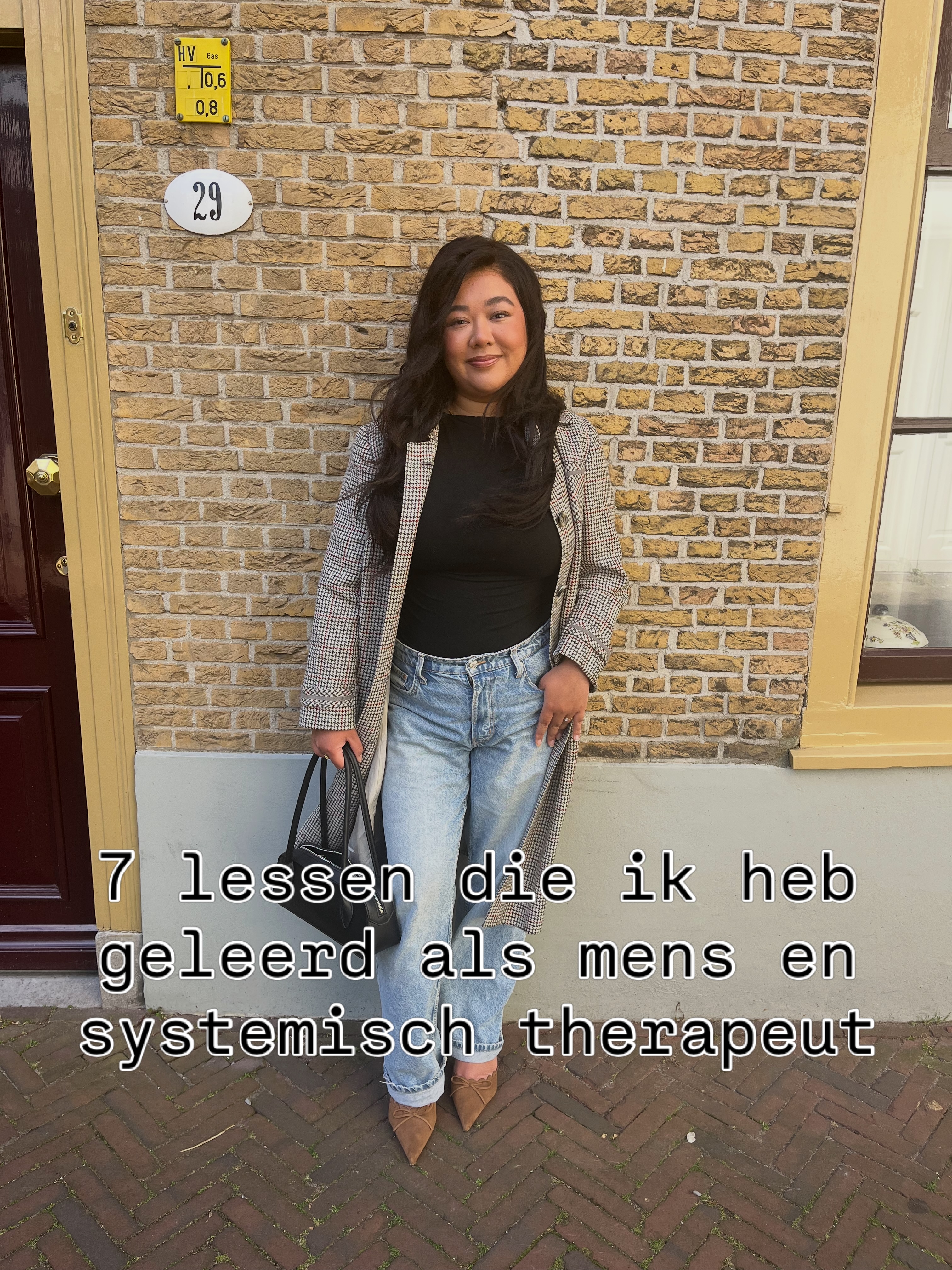Sommige inzichten leer je niet uit een boek.
Die leer je door het leven zelf.
Door wat je meemaakt.
Door waar je vastloopt.
Door de momenten waarop je voelt: zo wil ik het niet meer.
De lessen die ik deel, zijn niet alleen iets wat ik heb geleerd als systemisch werker -
maar vooral als mens.
Want wat we vaak vergeten, is dat we niet losstaan van waar we vandaan komen.
Van onze geschiedenis.
Van wat we hebben meegedragen, vaak zonder het te beseffen.
En precies daar…
ontstaat beweging.
Niet door harder te werken aan jezelf,
maar door te zien wat er onder de oppervlakte speelt.
Herken je dat je patronen blijft tegenkomen?
Of dat je voelt dat er “iets” zit, maar je er niet helemaal bij komt?
In een familieopstelling maken we zichtbaar
wat gezien wil worden - zodat jij weer kunt leven vanuit jouw plek.
Stuur me een e-mail naar info@apekshasherpa.com, klik op de Whatsapp button op mijn Instagram pagina voor een kennismaking of plannen van een traject.
Welkom ✨
#persoonlijkeontwikkeling #systemischwerk #familieopstellingen #leermomenten #zelfliefde