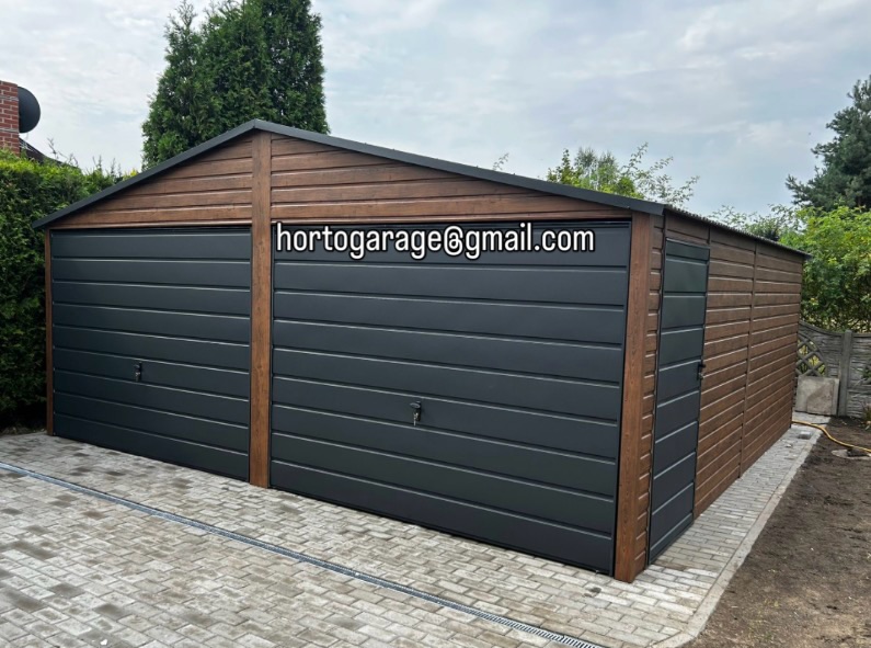 Wir präsentieren unsere Garage
📏Abmessungen
* 6 m Breite,
* 6 m Länge,
* Firsthöhe 3 m.
Farbe: anthrazitfarbene Tore und Verkleidungen, Wände in Holzoptik (Nussbaum).
🚪🔩 Konstruktion: solide, aus verzinkten Stahlprofilen gefertigt, verkleidet mit horizontalen Blechpaneelen in Holzoptik. Die Garage verfügt über ein Satteldach, das für einen effektiven Abfluss von Wasser und Schnee sorgt.
✅ Vorteile: Langlebigkeit, Korrosions- und Witterungsbeständigkeit, modernes Design.
🚗🧰🎿 Nutzung: Garage für zwei Autos, Platz für Motorräder, Fahrräder, Gartengeräte oder als Heimwerkstatt.
💻📲👨💻 eine ähnliche Garage oder andere Details wünschen, mailen Sie hortogarage@gmail.com, gehen Sie auf den Link in der Bio oder rufen Sie an
📞 +49 177 4242452
📞 +49 152 246 74 361