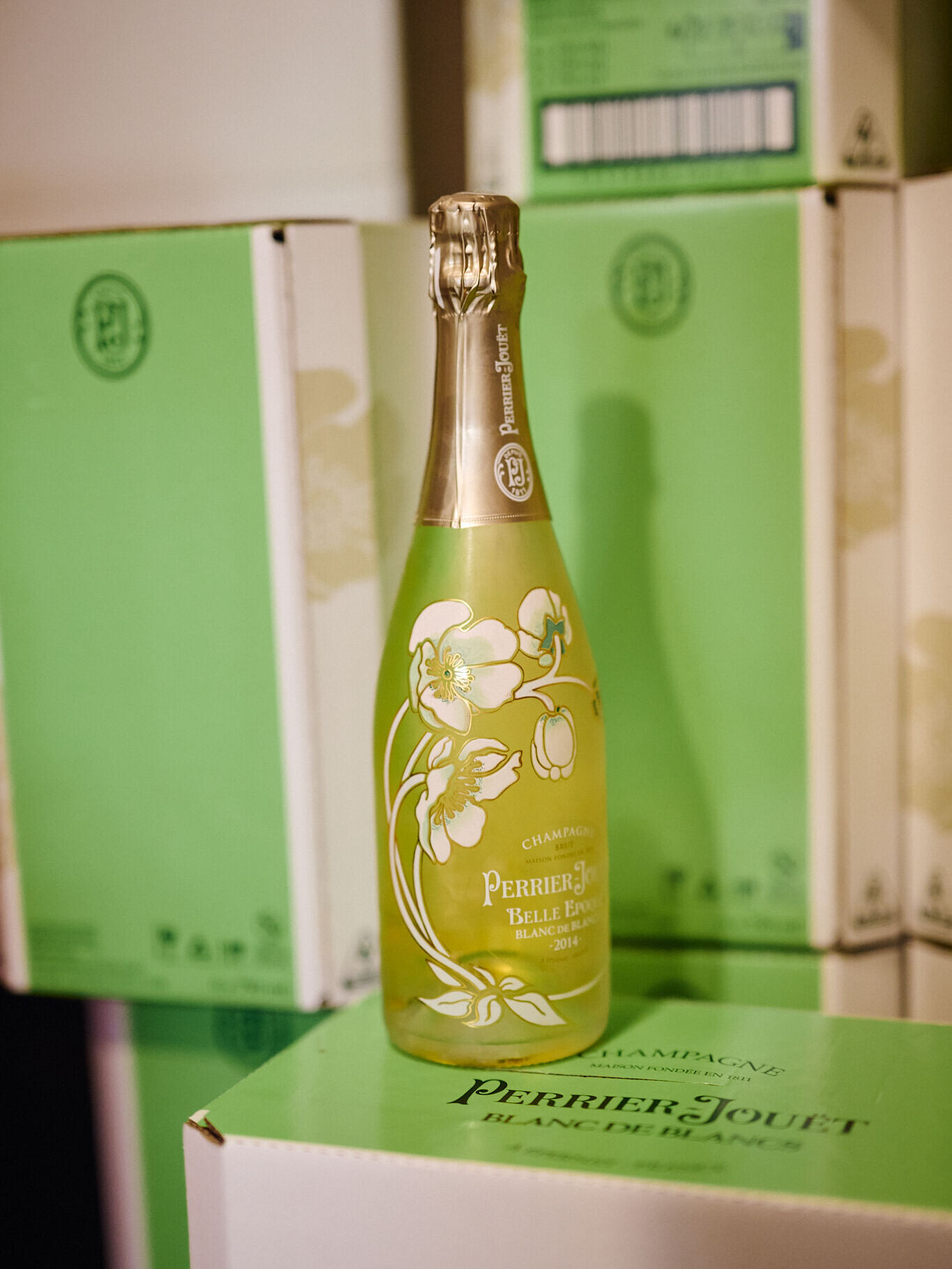 Nouvel arrivage. 🥂 Belle Époque Brut 2014 de @perrierjouet est là — une cuvée dont la structure évoque la grâce de l'Art Nouveau, florale et précise, avec la délicatesse de l'œillet en fil conducteur.
NL
Nieuwe aankomst. 🥂 Belle Époque Brut 2014 van Perrier-Jouët is er — een cuvée waarvan de structuur de gratie van de Art Nouveau oproept, bloemig en precies, met de delicaatheid van de anjer als rode draad.
ENG
New arrival. 🥂 Belle Époque Brut 2014 by Perrier-Jouët is here — a cuvée whose structure echoes the grace of Art Nouveau, floral and precise, with the delicacy of the carnation running through every sip.
#Menssa #RestaurantMenssa #Gastronomie #CuisineDeSaison #sustainability #Bruxellesfood #bruxelles #ArtCulinaire #omakase #cuisinedesaison #lesgrandestablesdumonde #michelinguide #michelinbelgique #50best #50bestdiscovery #gaultmillau #gastronomique #lokalekeuken #foodporn #belgie #belgium #passievoorfood #instagood
Menssa by @christophe.hardiquest
💻 www.menssa.be
✉️ restaurant@menssa.be
☎️ +32 2 346.66.15
📍 Avenue de Tervueren 453, 1150 Bruxelles
📸 @anthonyflorio
@enguerrand_moura @nico.beaudey @dessartjulie @madison_mtn