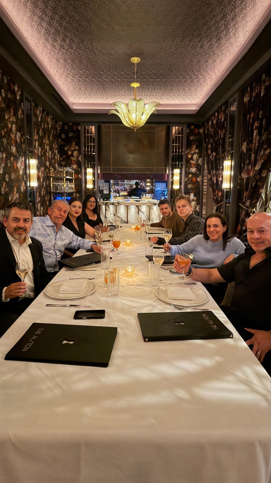🦆✨🍽️ Las grandes experiencias gastronómicas nacen de grandes productos, grandes chefs y grandes alianzas.
🇺🇸✨ Durante una visita especial en Chicago, ejecutivos de Gastrosophía compartieron una extraordinaria experiencia culinaria junto a La Belle Farm en @thealston_chicago, donde el Foie Gras y el Magret de Pato fueron protagonistas de una impecable demostración gastronómica.
👨🏻🍳🔥 Nuestro agradecimiento a La Belle Farm por su hospitalidad, confianza y compromiso con la excelencia gastronómica.
👏✨ Gracias también al Chef @alexdralph y a todo su equipo por compartir su talento, creatividad y pasión por el producto, transformando ingredientes extraordinarios en una experiencia memorable.
🦆🍷🍽️ Encuentros como este fortalecen nuestra visión de acercar a México productos reconocidos por las cocinas más exigentes del mundo.
📖✨ Solicita informes y catálogo especializado.
📍 Gastrosophía CDMX
📲 56 5299 4692
📍 Gastrosophía San Miguel de Allende
📲 415 121 0648
🌐 Gastrosophía
#Gastrosophia #LaBelleFarm #ChefAlexDRalp