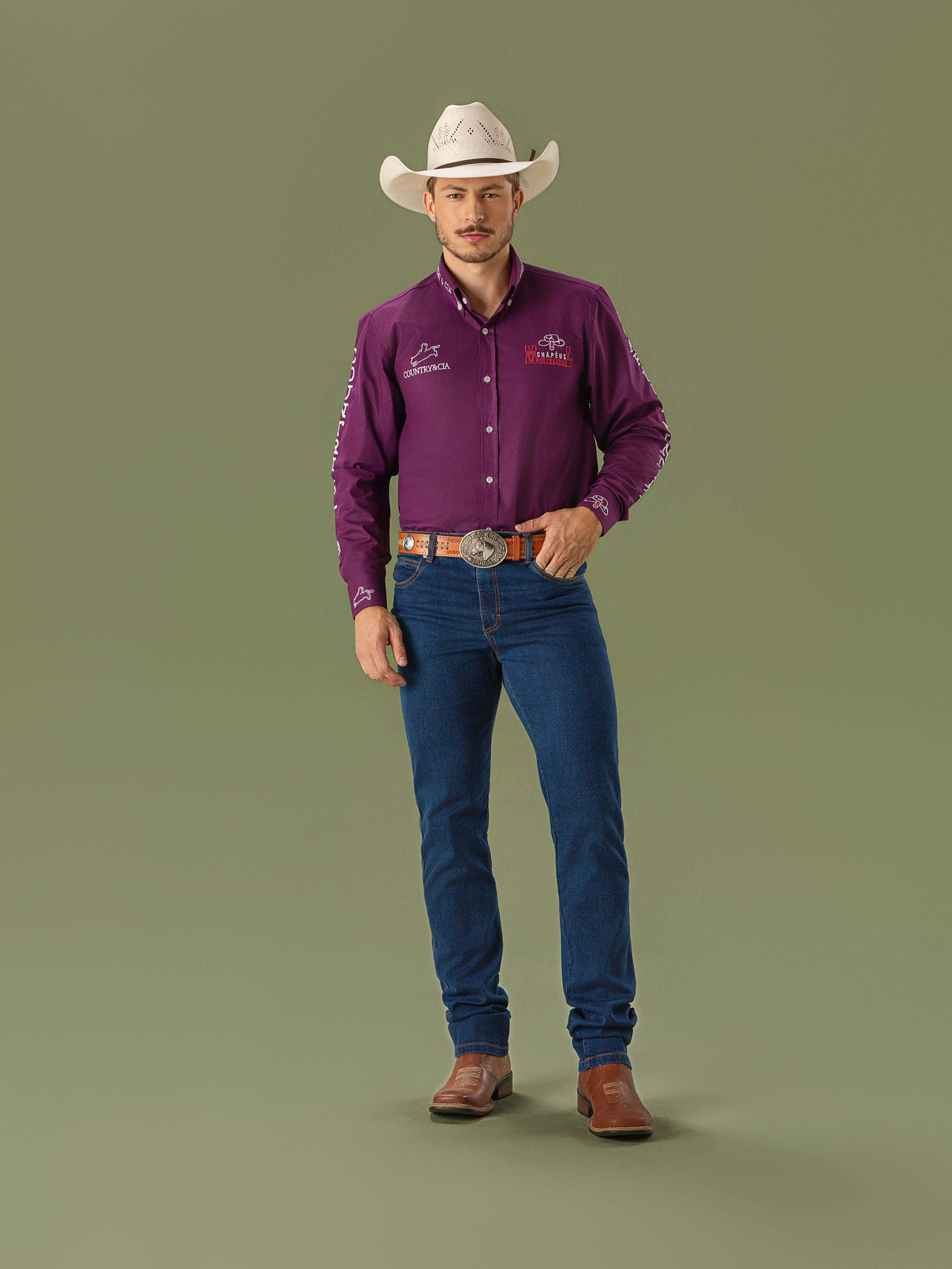 COUNTRY & CIA | Cowboy 🤠
Que tal começar a semana com um look de um legítimo cowboy? O combo perfeito entre a calça jeans e a camisa personalizada Country & Cia traduz a essência do universo country, a combinação perfeita entre conforto e estilo.
REF: 3319 - Camisão Masculino
REF: 4017 - Calça Masculina Tradicional