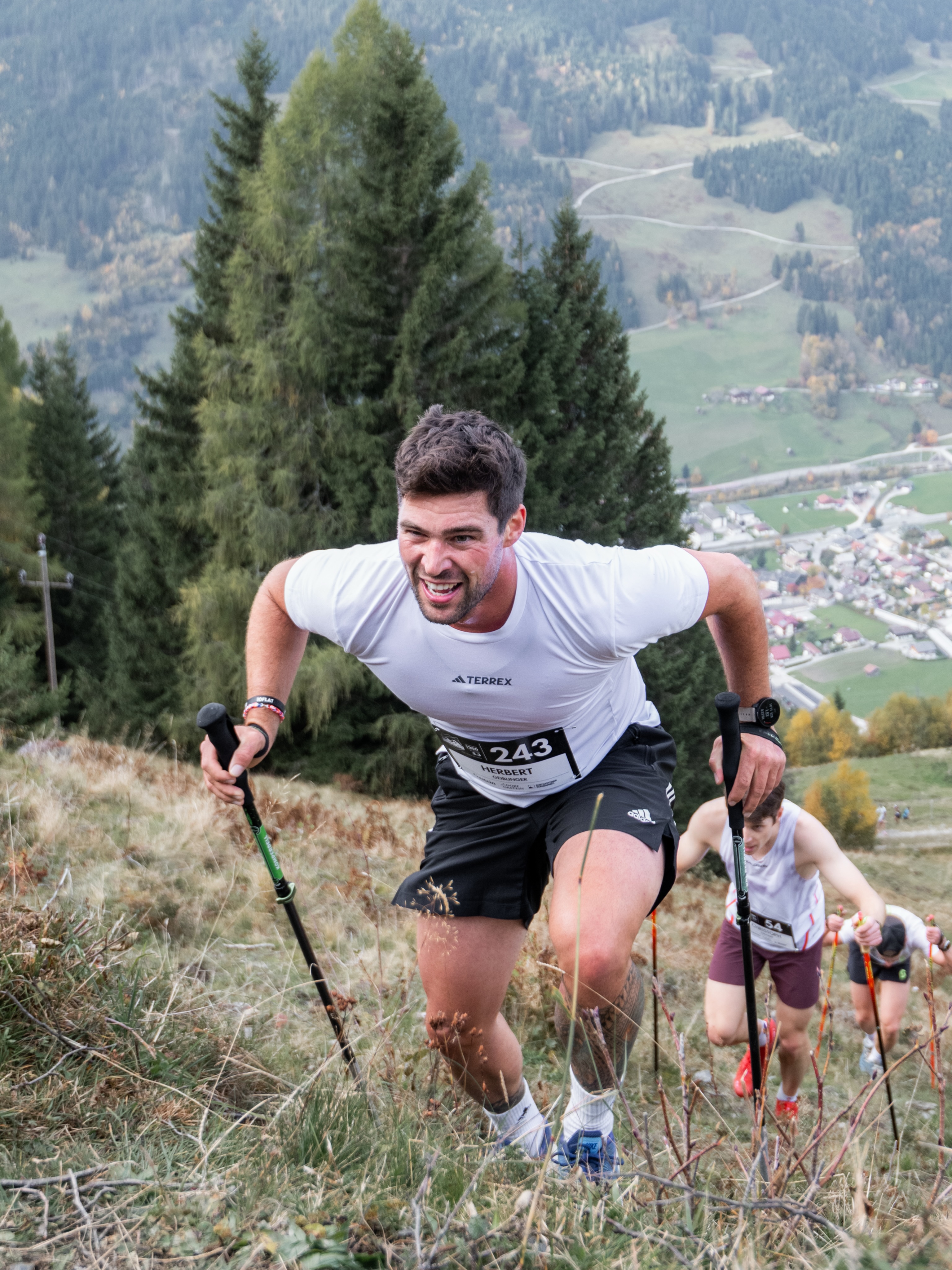 🔥 NOCH 100 STARTPLÄTZE FREI!
Am 17.10.2026 geht’s wieder direkt hinauf aufs Fulseck!
Die Strecke?
3,3 km – kurz, knackig und richtig steil ⛰️💥
Die Challenge?
1.200 Höhenmeter bis ins Ziel 🔥
Mit oder ohne Stöcke, freie Streckenwahl und ein Vertical, das alles fordert. Jeder Schritt bringt dich höher, jeder Höhenmeter näher ans Ziel – und oben wartet das unvergleichliche BEINHOAT-Feeling. 😎💪
Nur noch 100 Plätze frei.
Sicher dir jetzt deinen Startplatz und sei dabei, wenn es wieder heißt: STEIL. STEILER. BEINHOAT. 🔥
👉 www.beinhoat.com ⛰️
#beinhoat #beinhoatdasvertical