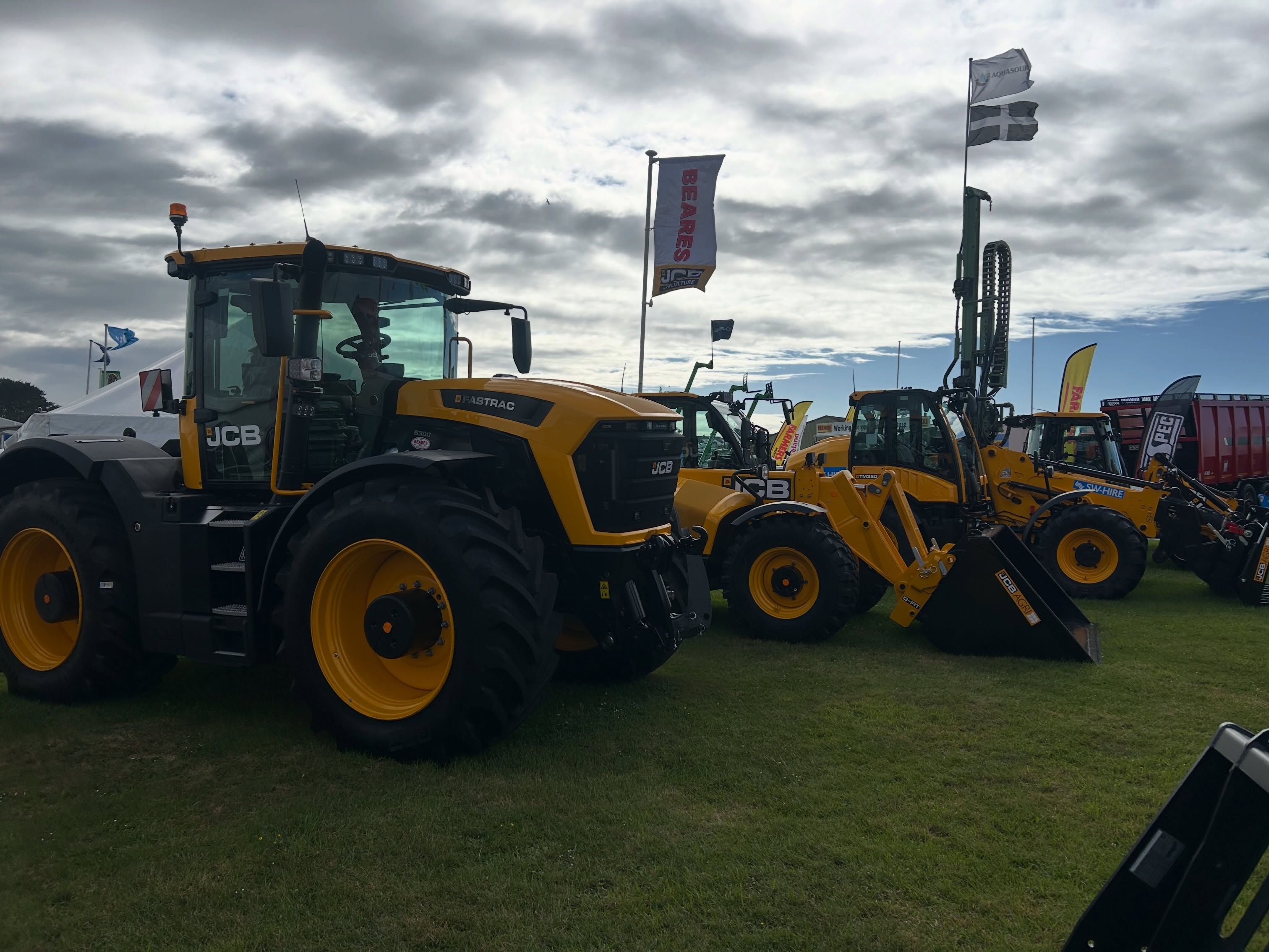 We look forward to welcoming you all onto the stand at this years @theroyalcornwall 🎪
A huge range of machinery on display for everyone to view. The kettle will be on, Fridges are full and cakes freshly baked 🍻🍰
See you there @ Stand 610
@jcbagriculture @kuhn_uk @alpegospa @awtrailers @conor_eng @mchaleofficial @mcconnellimited @opicoag @albuttattachments @whites_mh @quicke_uk
#Beares #royalcornwallshow #jcb #agri #farm