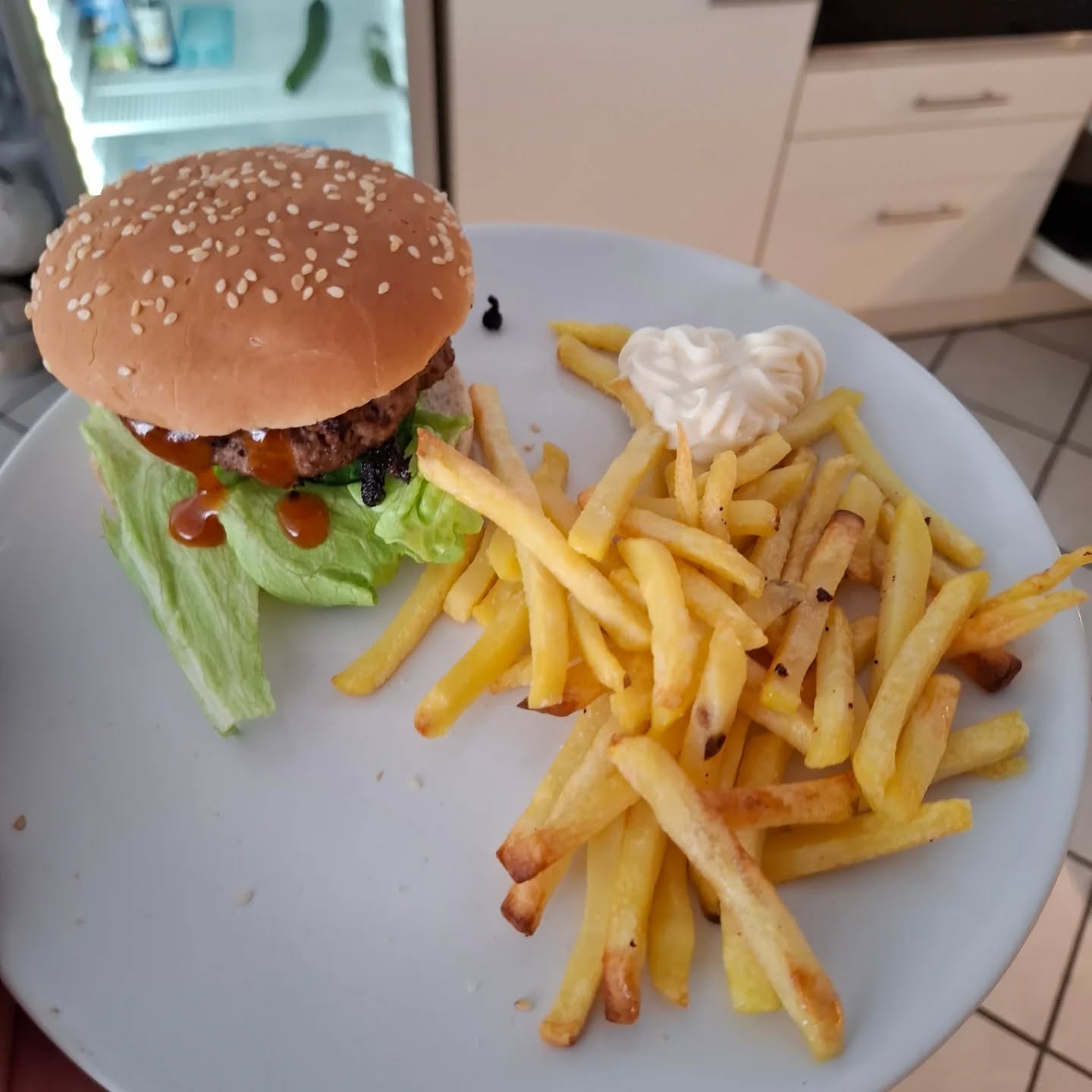 Heute gab es Burger im Kinderbereich. Das war unser zweiter stopp in Amerika.
#juze21 #kochag #burger #okja