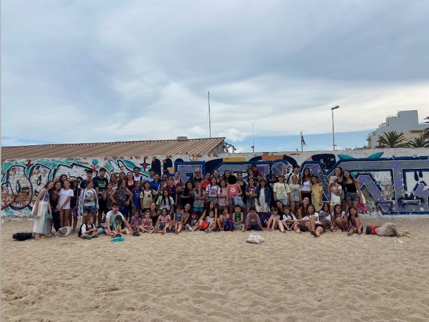 😊Bon dia, xirusplaiencs i xirusplaienques!!!! ☀️😎Aquest últim dia de l'esplai del curs els infants van fer...
🧡 Petits va venir el Ronkis, que tenia molts colors🎨, i van aparèixer algunes petjades més👣. A més a més, va venir una persona sàvia🧠 a explicar-nos que el Ronkis ara ja està preparat per la vida, ja que ha après molts valors, i per això està tant colorit💙🩷💚. Al final de l'esplai, els infants vam rebre uns clauers🔑💙 de colors que simulaven el Ronkis.
💚 Mitjans Petits vam anar a la platja a descobrir🔎el misteri del Cavaller⚔️ i esbrinar qui havia enviat la misteriosa carta✉️ de dissabte passat. Vam descobrir que qui l'havia enviat va ser el 1️⃣primer infant de l'esplai, que es volia trobar amb el Cavaller⚔️ perquè ell era el fundador!!! Al principi com que s'havia donat un cop molt fort al cap😲, no recordava qui era, però finalment va recuperar la memòria🧠 i vam poder parlar de tot allò que l'esplai els hi havia aportat i del que significava per ells.❤️
🩷Mitjans Grans vam dedicar una part de l'esplai a fer diverses activitats relacionades amb els campaments de 10 dies d'aquest estiu⛺️☀️😎. Per acabar el dia, vam anar a la platja🏖️ per ajuntar-nos amb els altres grups de l'esplai i tancar l'últim dia de l'esplai del curs amb un bany al mar.🌊
💜Grans vam fer diferents activitats enfocades als campaments de 10 dies d'aquest estiu⛺️☀️. Més tard, vam anar a la platja per fer un bon bany.🏖️💙
🩵Juvenil, amb la calor que feia, vam aprofitar per anar a la platja🏖️ i fer-nos un bon bany.🤩
👋👋Us esperem aquest 6 i 7 de juny a l'última excursió de 2 dies del curs😝