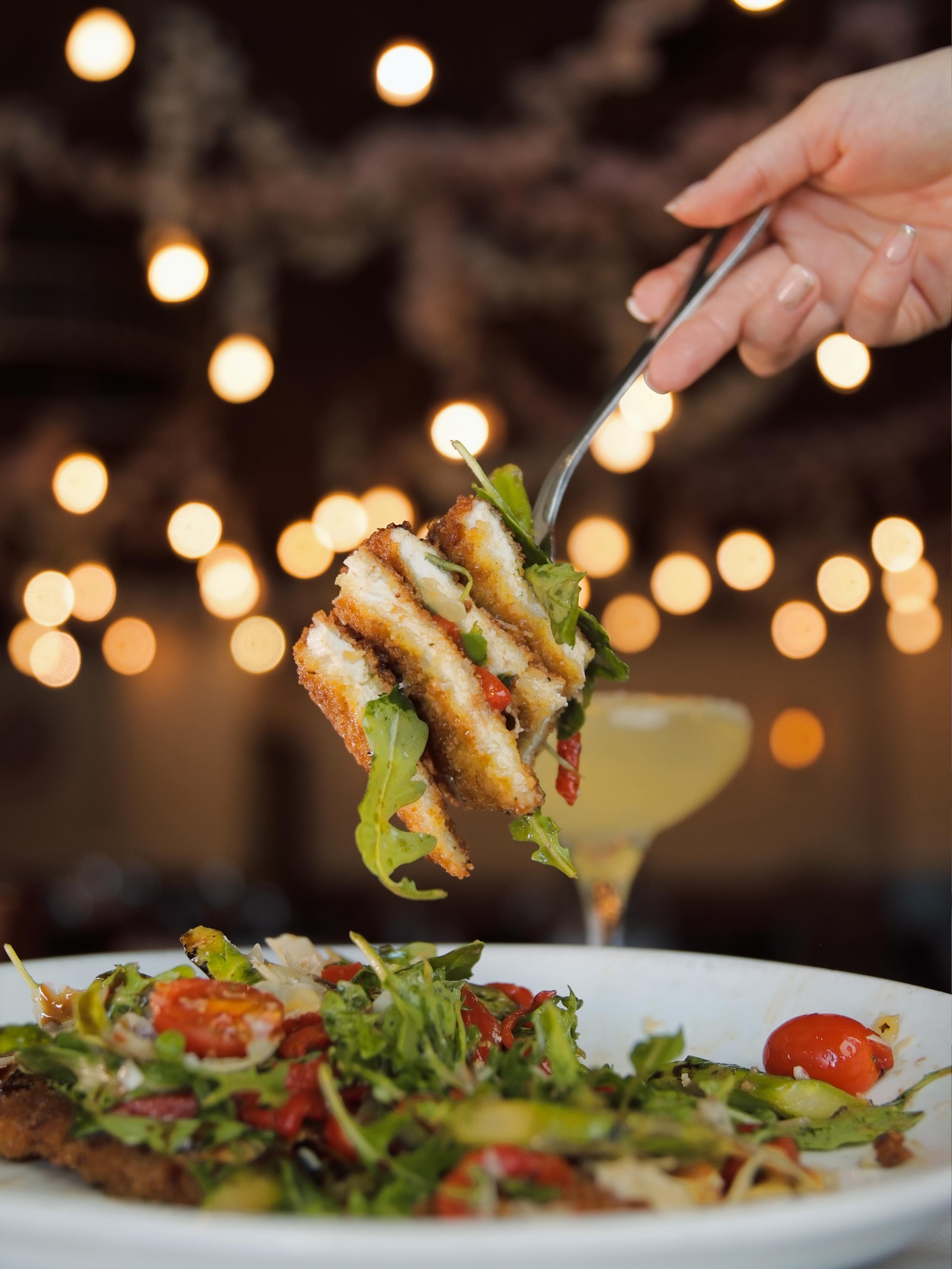 Not every Vincent’s order needs to come with a steak knife.
Our Chicken Milanese is a steakhouse favorite in its own right—crispy, satisfying, and topped with fresh greens and tomatoes for a plate that keeps things balanced without sacrificing flavor. #VincentsSteakhouse 🍅🥬
#wantagh #nyeats #nysteakhouse #foodie