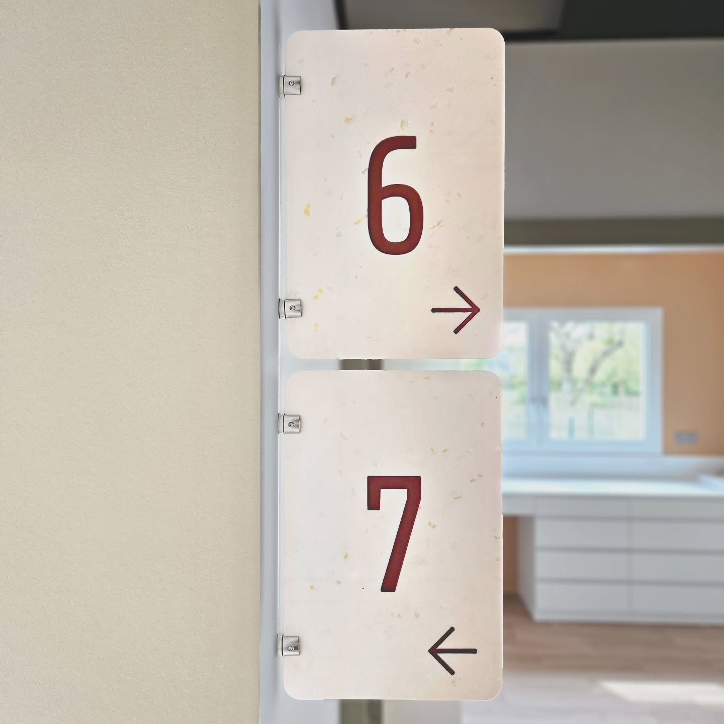 🦷 Ensemble signalétique réalisé en éco-conception pour le Cabinet d'orthodontie Dentem à Guilers.
Une signalétique qui s’intègre à l'intérieur imaginé par @eugeniekerezeon_designerespace ✨️
Des supports réalisés à partir de déchets plastiques Finistériens recyclés chez @atelier.rehab 🌎