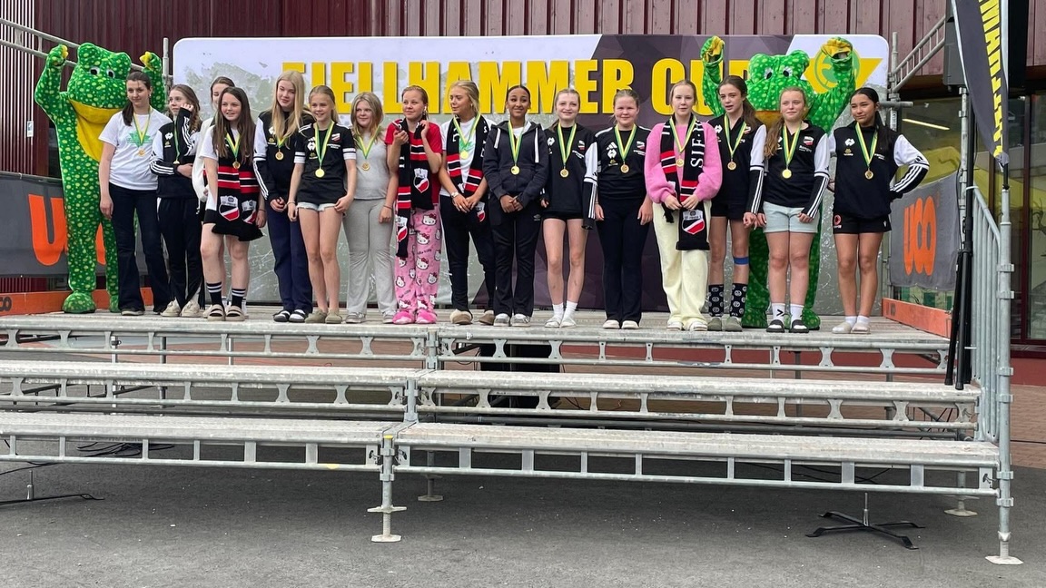 Flere av våre ungdomslag har også vært på cup i helgen!
J12, J13 og G14 deltok på Fjellhammer Cup, hvor de fikk kjenne på et høyt tempo og tøff motstand. Gjennom helgen viste de flott innsats, lagånd og vilje, samtidig som de fikk verdifull læring og mange gode opplevelser både på og utenfor banen. 🤾
J15 deltok på Jugendcup i regi av Aksla IL, og etter en helg fylt med håndball, samhold og gode prestasjoner kunne de juble for 1. plass i sin gruppe! 🏆 ❤️🖤
