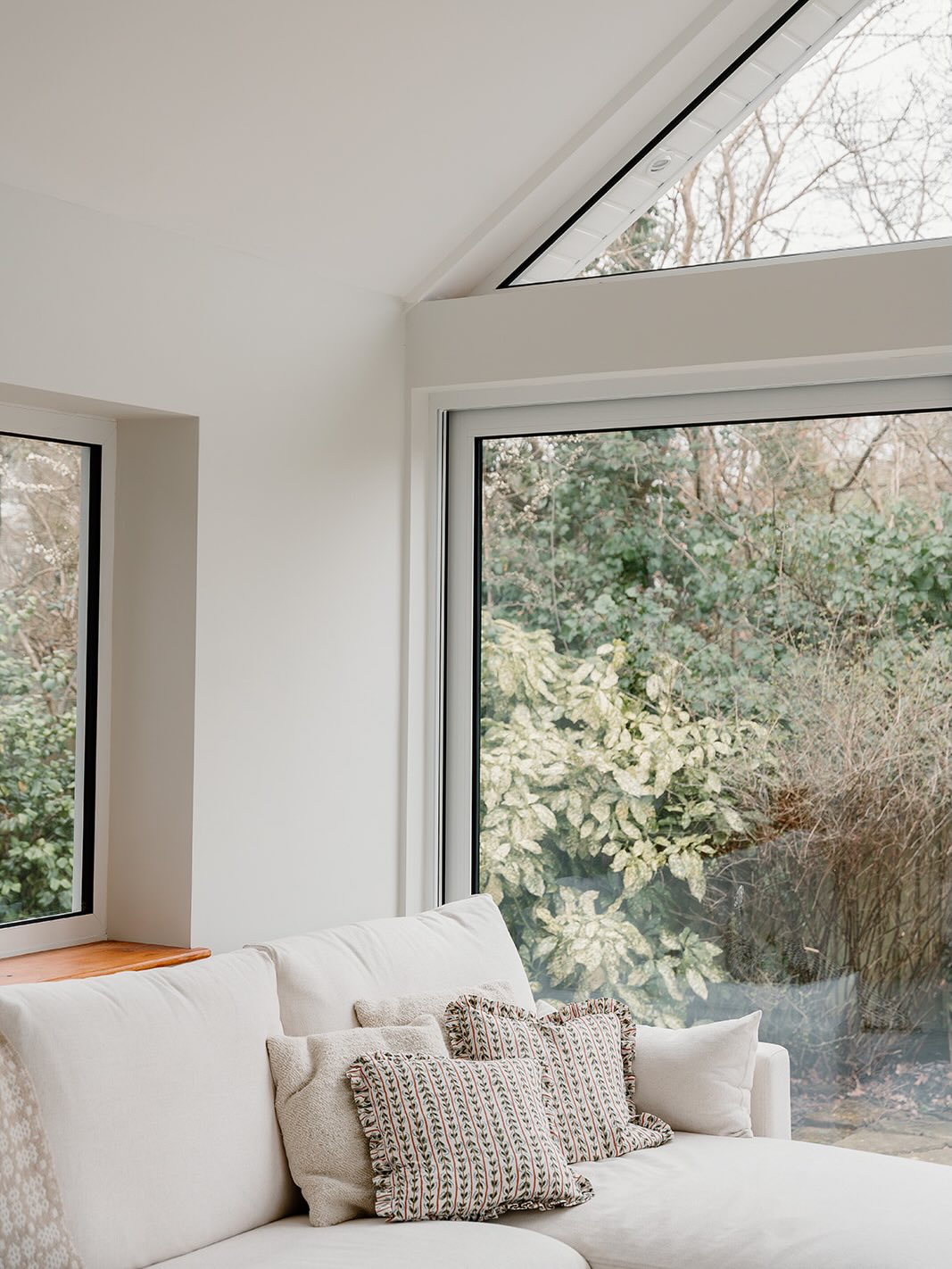 A completed project, a rear extension designed to frame the sky and surrounding treetops.
Beneath the expansive triangular glazing, wide horizontal openings draw views across the full breadth of the garden.
The generous ceiling heights create a sense of openness, allowing light and greenery to flow deep into the home.
📸 @beckywelfordphoto
👷♂️ @ullysesltd