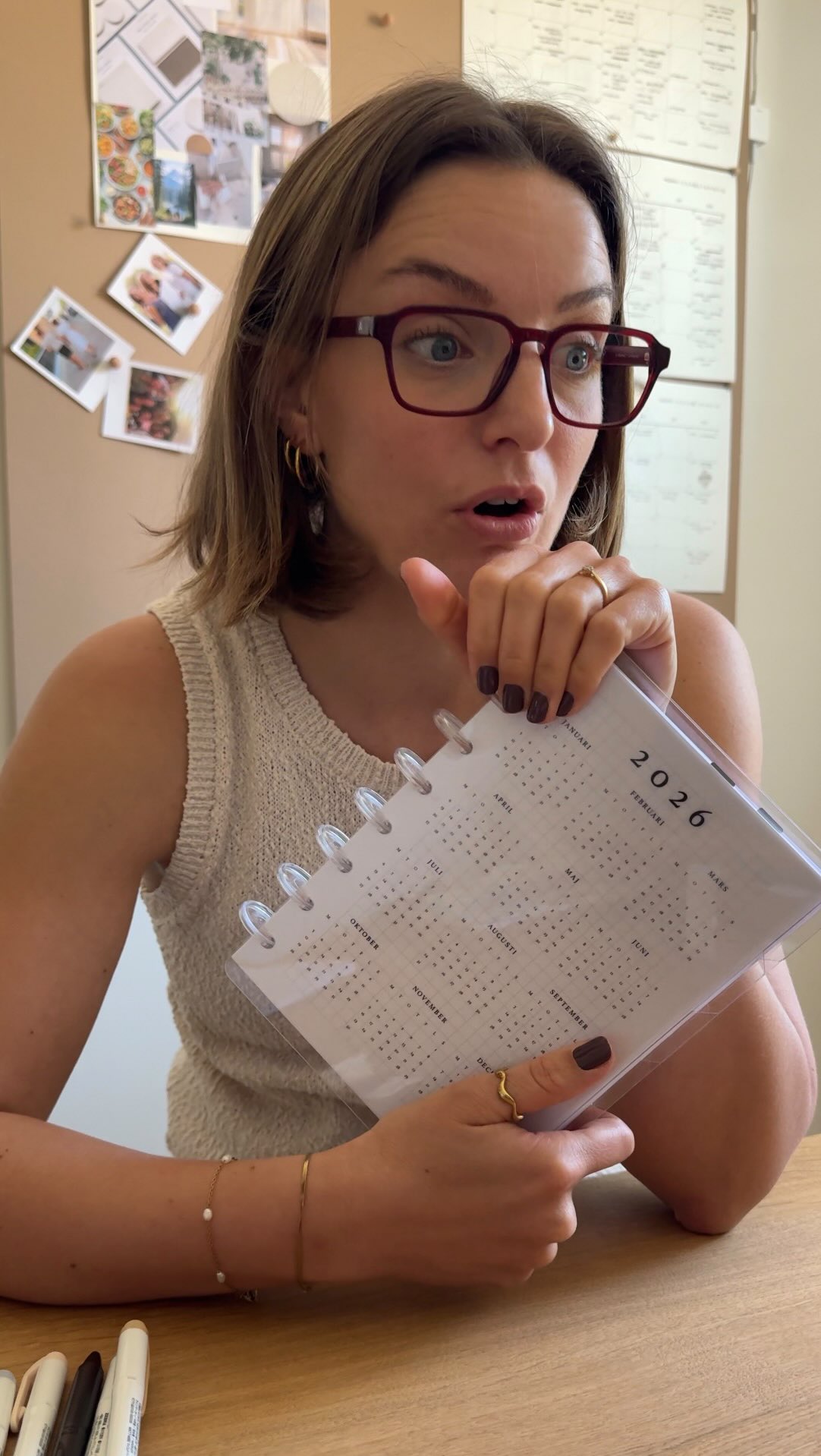 Här kommer en lång video kring hur jag planerar och använder min kalender, detta var efterfrågat från er så jag filmade lite. Men återkom gärna med hur ni vill att jag ska filma det och vad ni vill se. Kalendern och inlagorna kommer från min shop, ni hittar allt på www.reorganisera.se. Denna video innehåller alltså reklam för mitt eget varumärke.
Kommentera gärna vad du vill se mer av kring denna typ av innehåll. :)